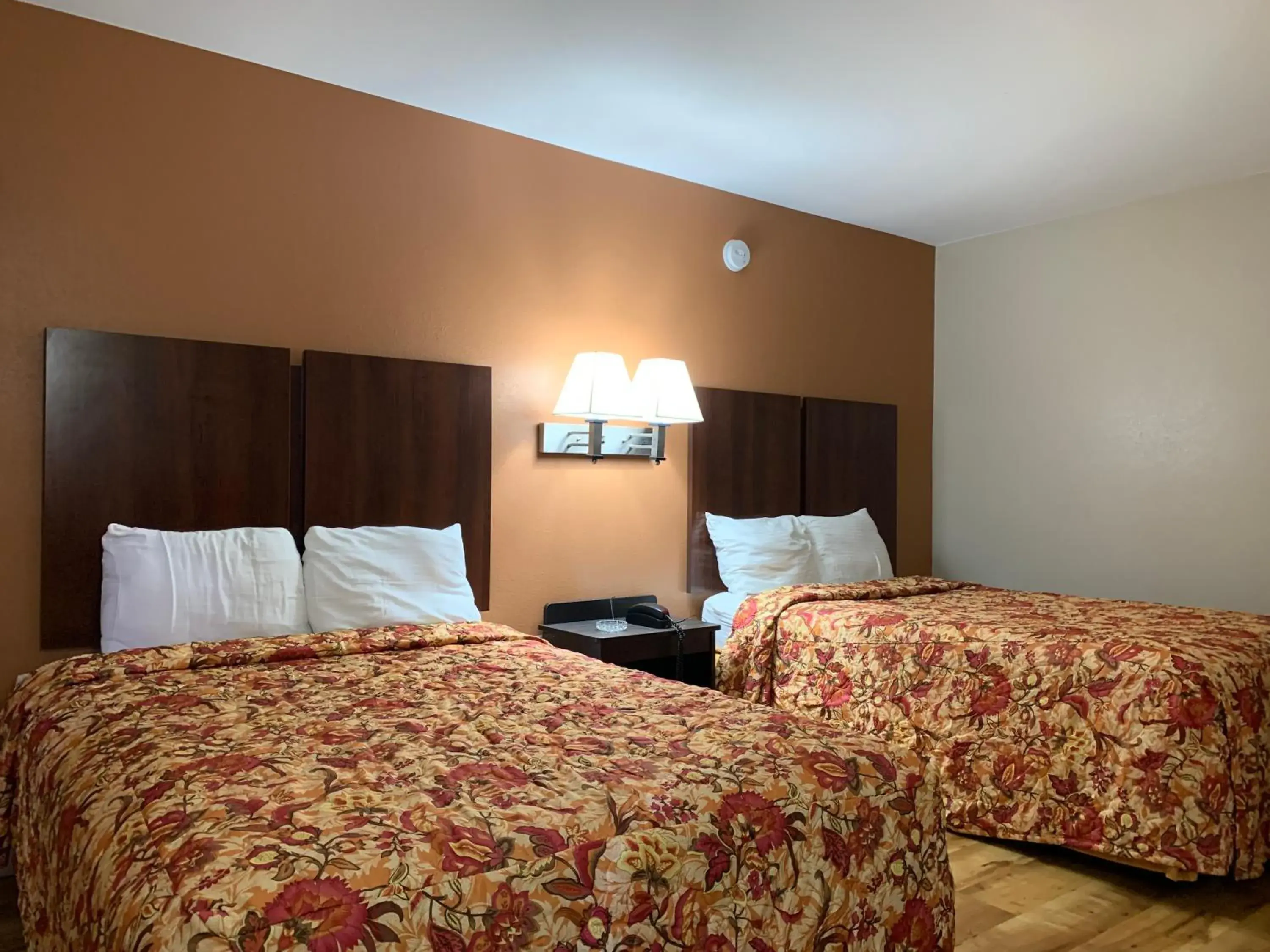 Double Room with Two Double Beds - Smoking in Orbits Inn Double Room with Two Double Beds - Smoking in Orbits Inn