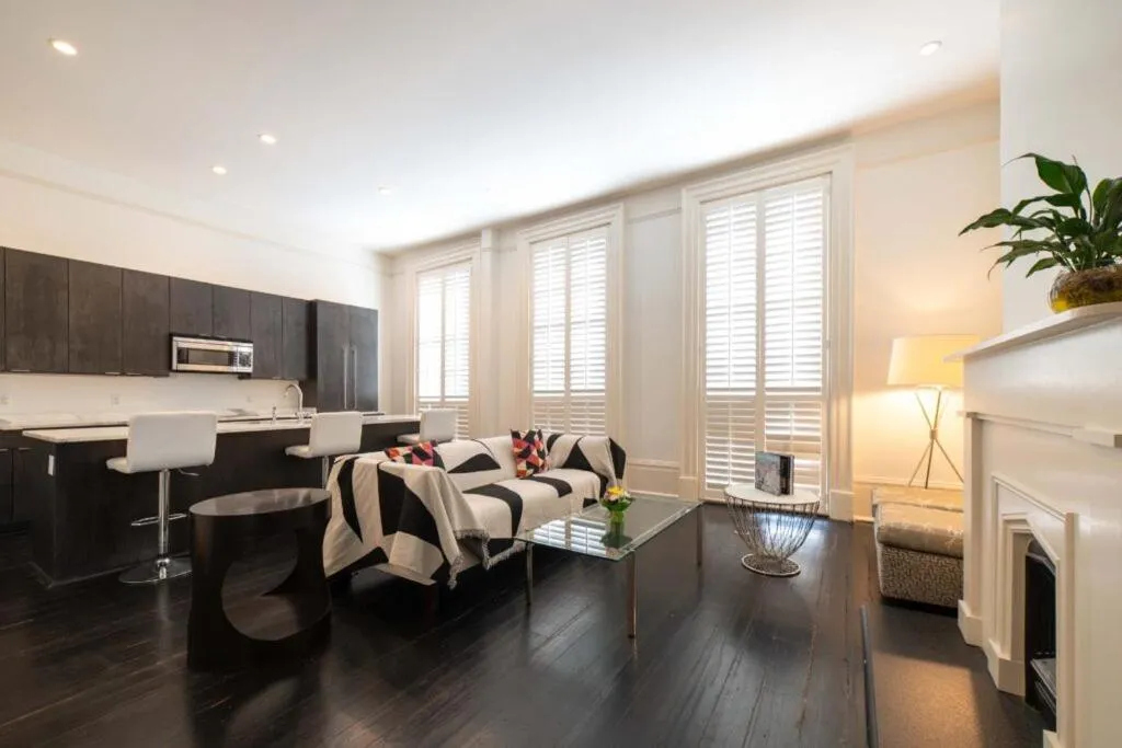 Living room in Melrose Mansion