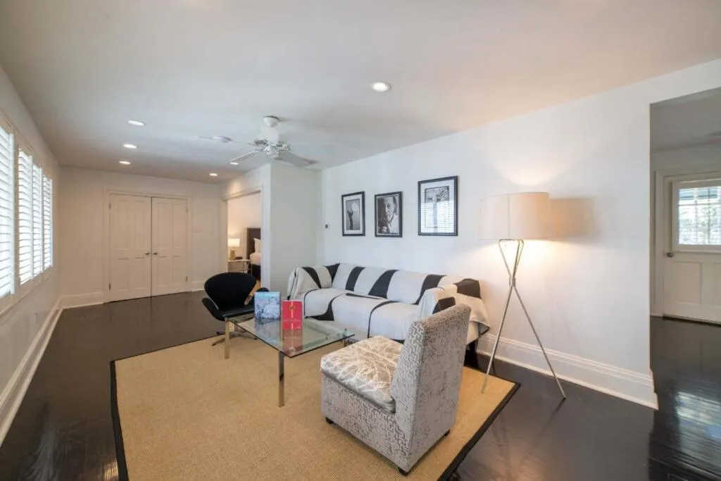Living room in Melrose Mansion