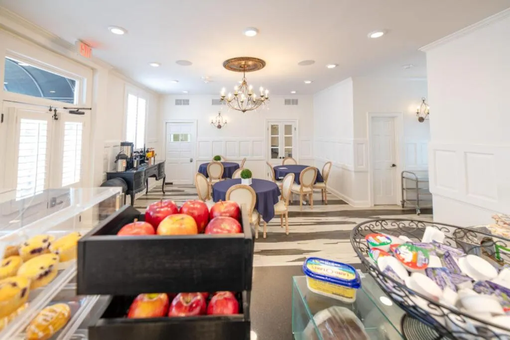 Breakfast in Melrose Mansion