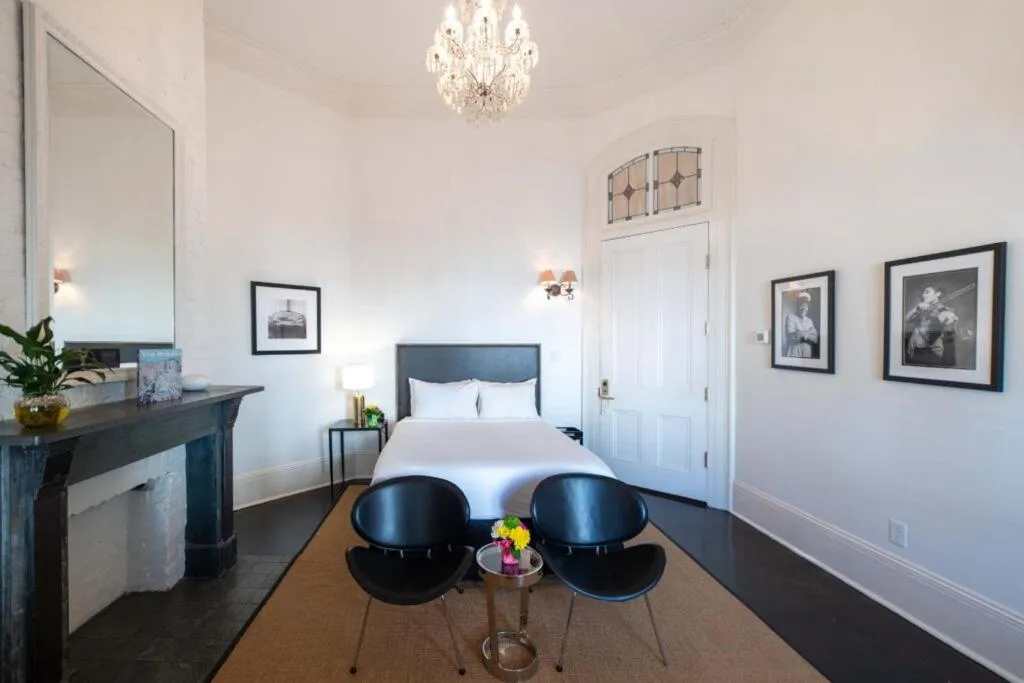 Bedroom, Bed in Melrose Mansion