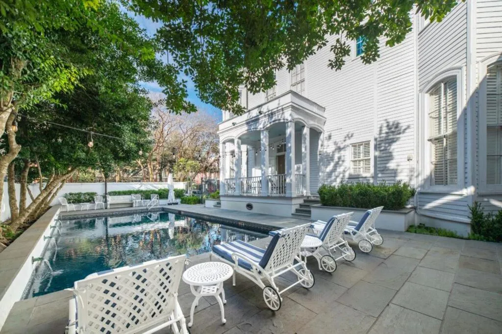 Swimming pool in Melrose Mansion