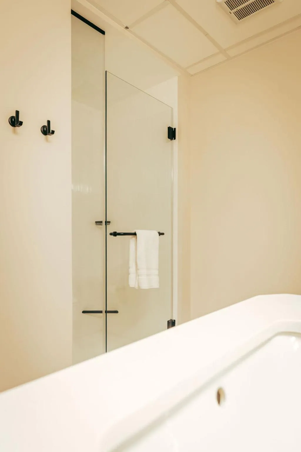 Bedroom, Bed in The Wylie Inn and Conference Center at Endicott College