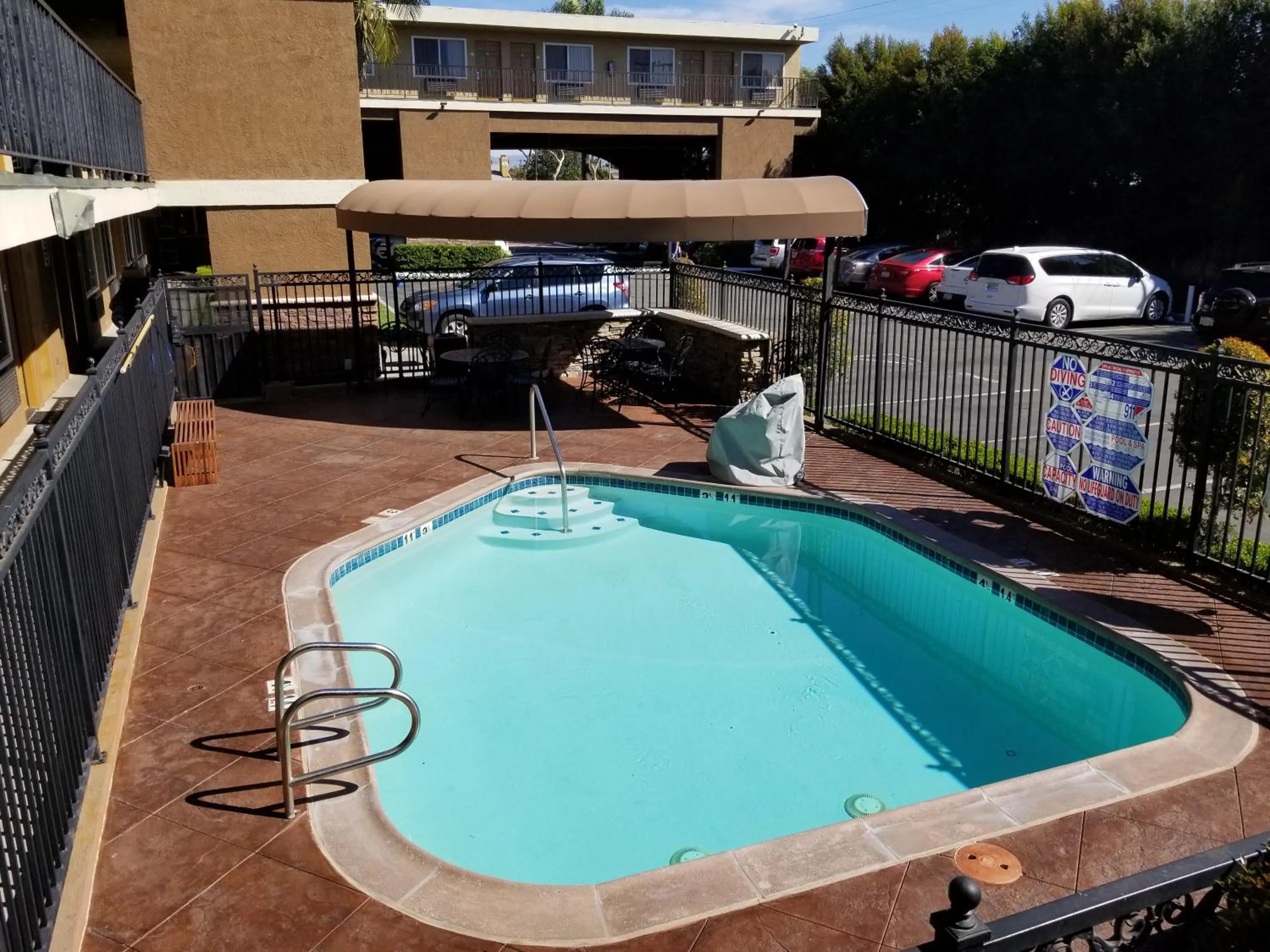 Swimming pool in Quality Inn & Suites Anaheim Maingate