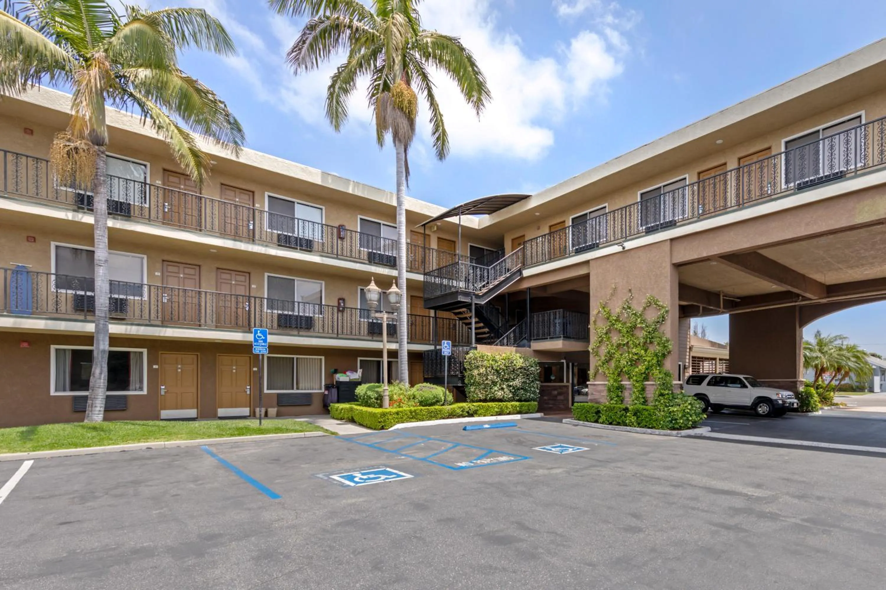 Property building in Quality Inn & Suites Anaheim Maingate