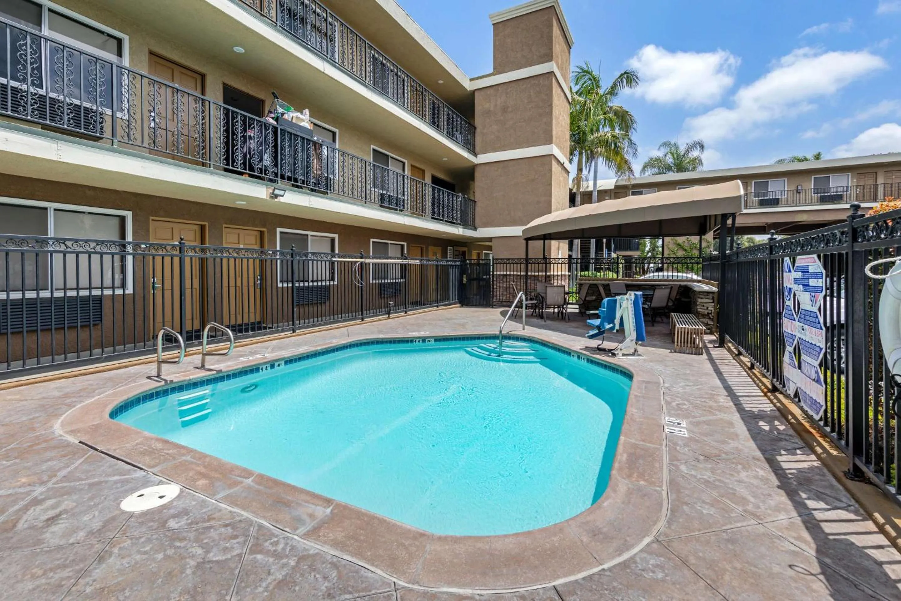 Swimming pool in Quality Inn & Suites Anaheim Maingate