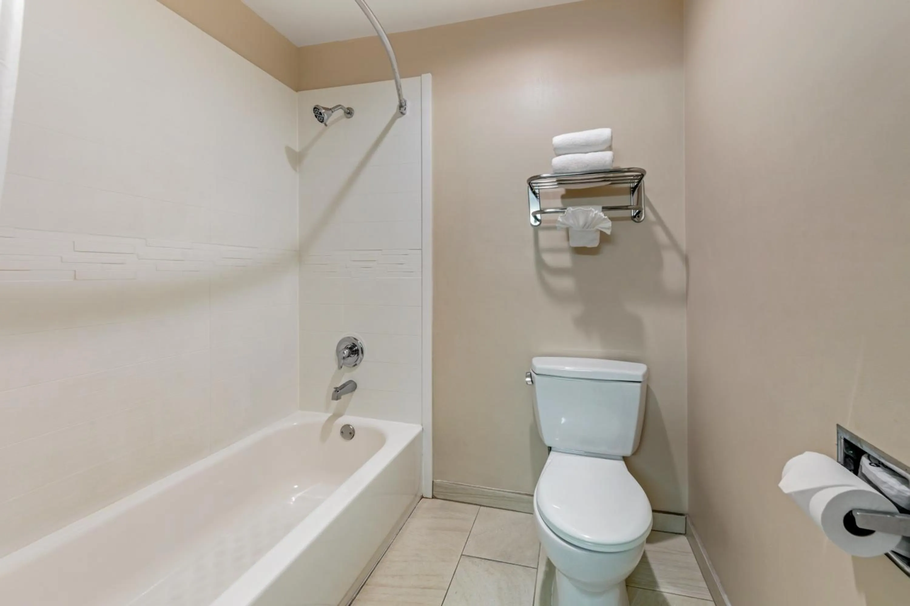 Bathroom in Quality Inn & Suites Anaheim Maingate