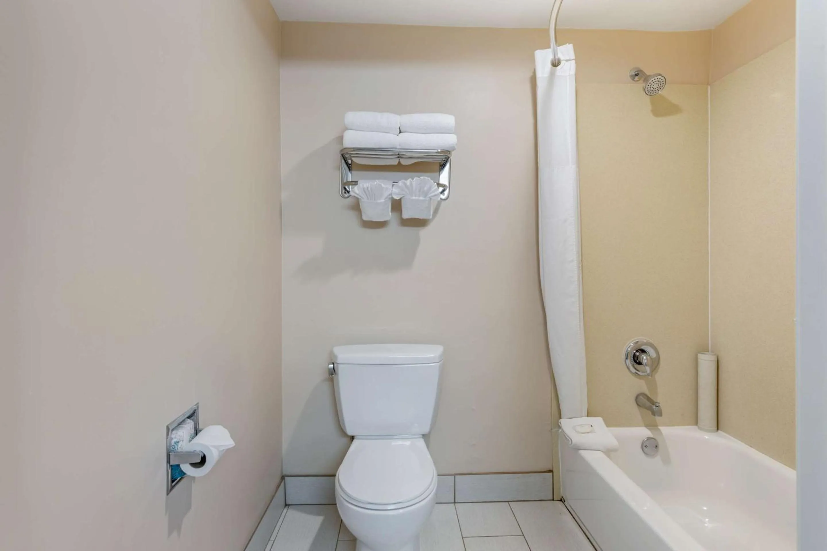 Bedroom in Quality Inn & Suites Anaheim Maingate