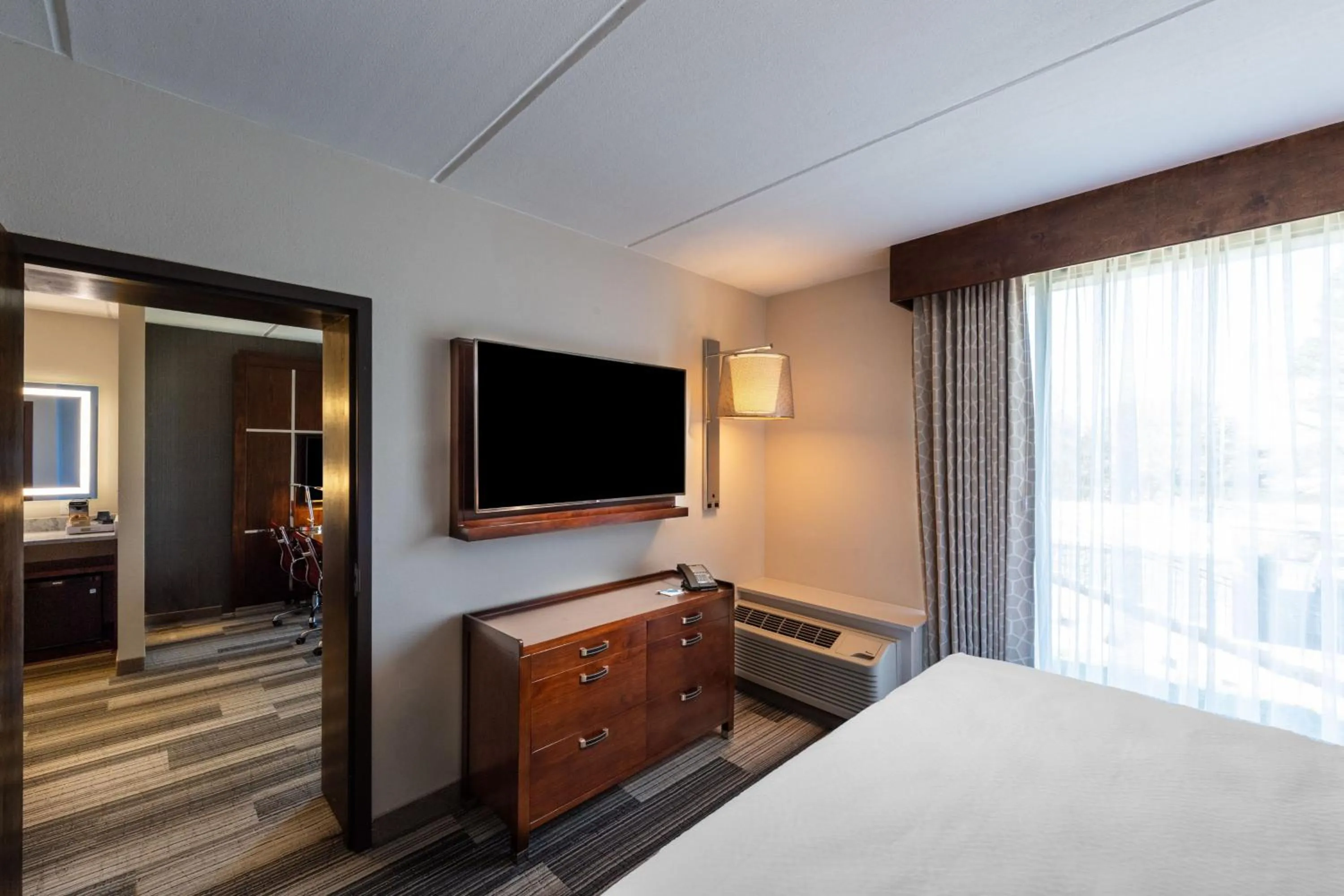 Photo of the whole room, Bed in Four Points by Sheraton Atlanta Airport West