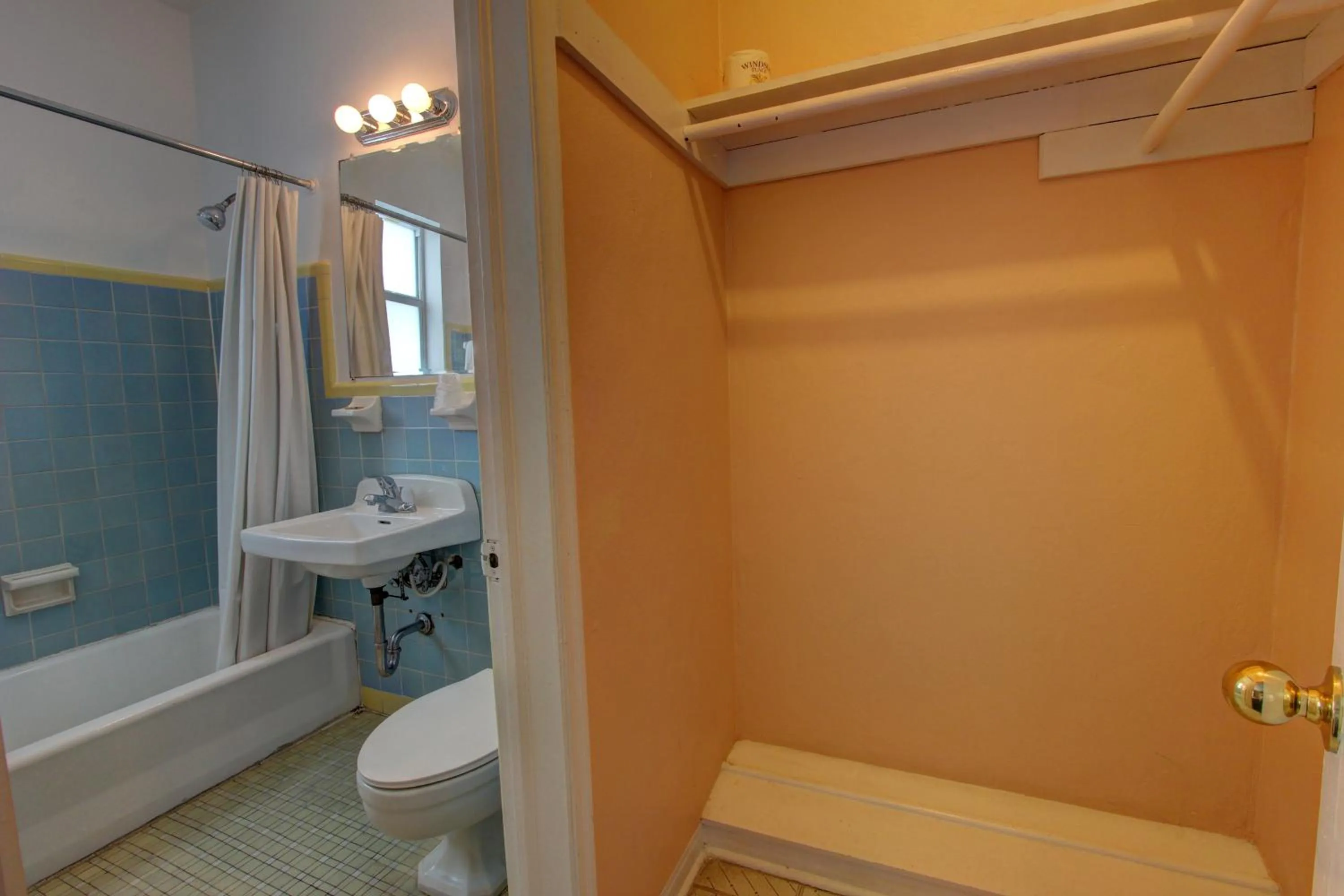 Bathroom in Geneva Hotel