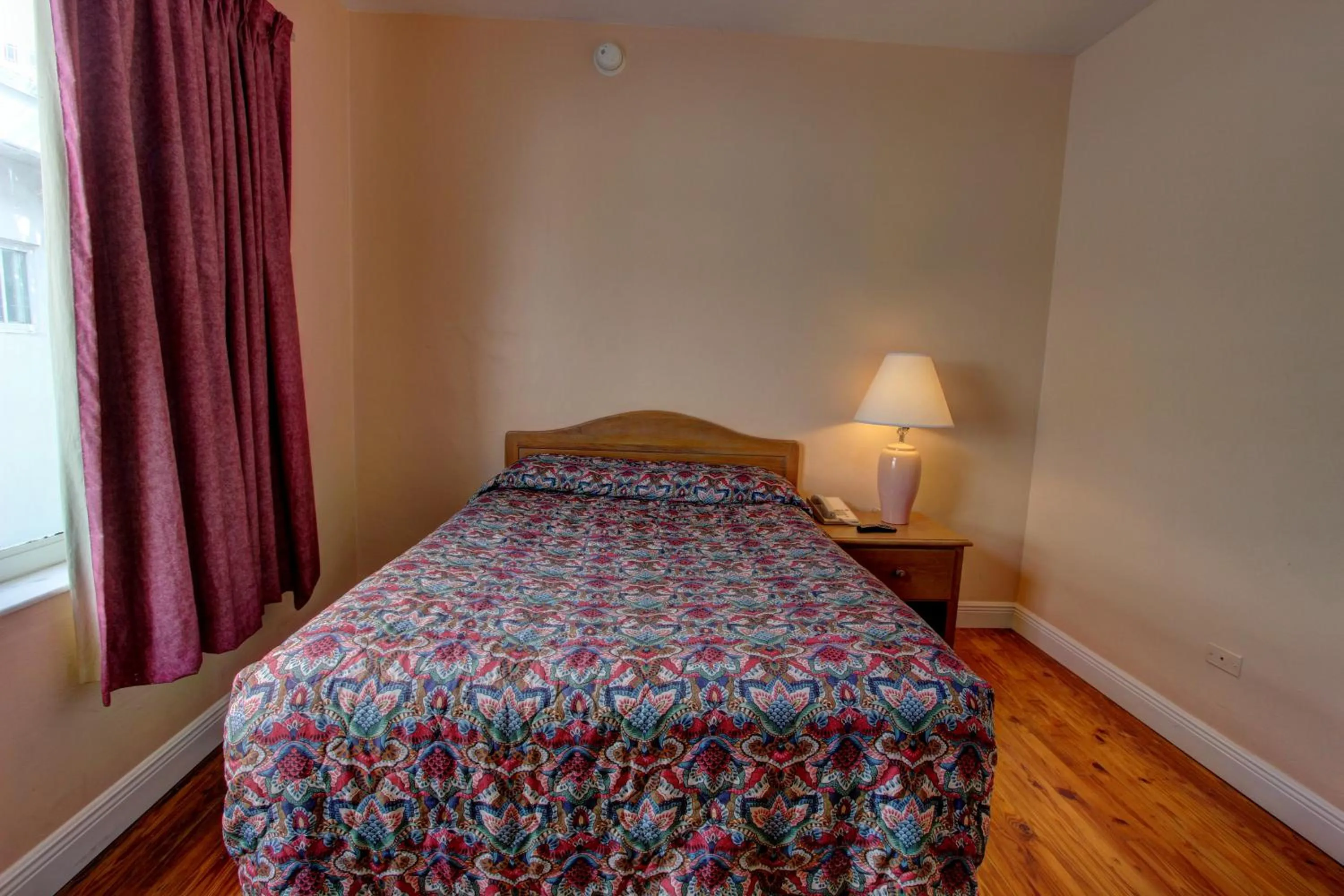 Bedroom, Bed in Geneva Hotel