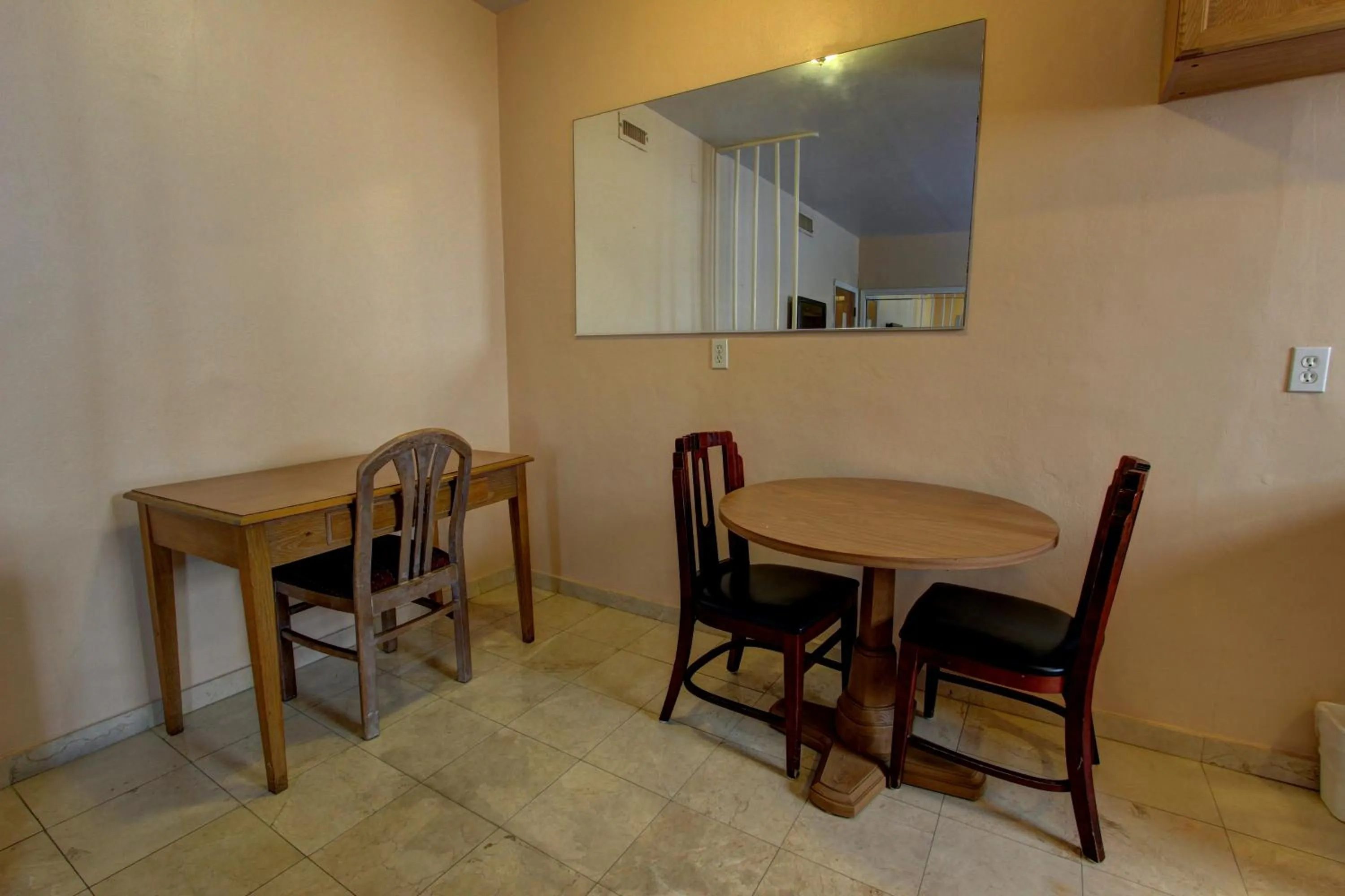 Dining area in Geneva Hotel