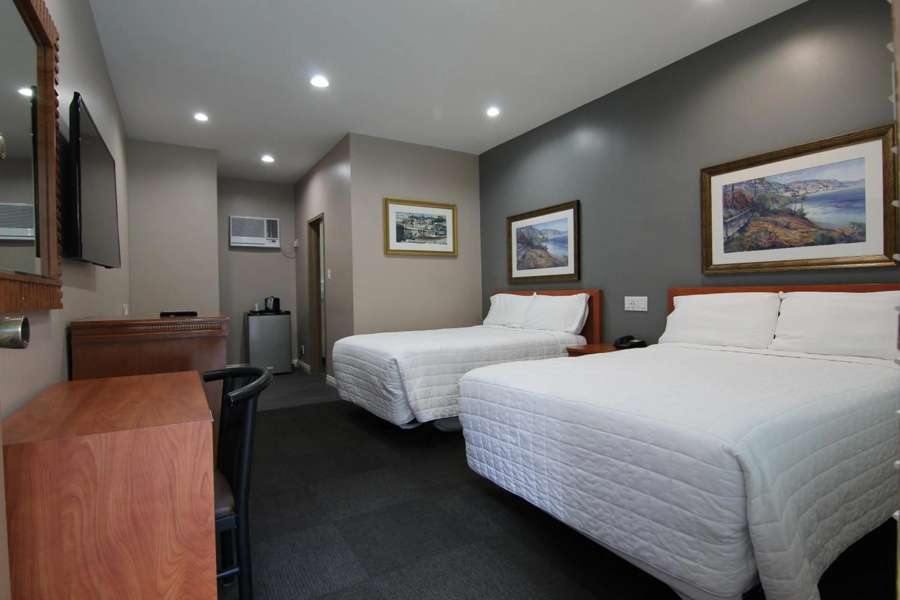 Bed in Dunes Inn - Wilshire