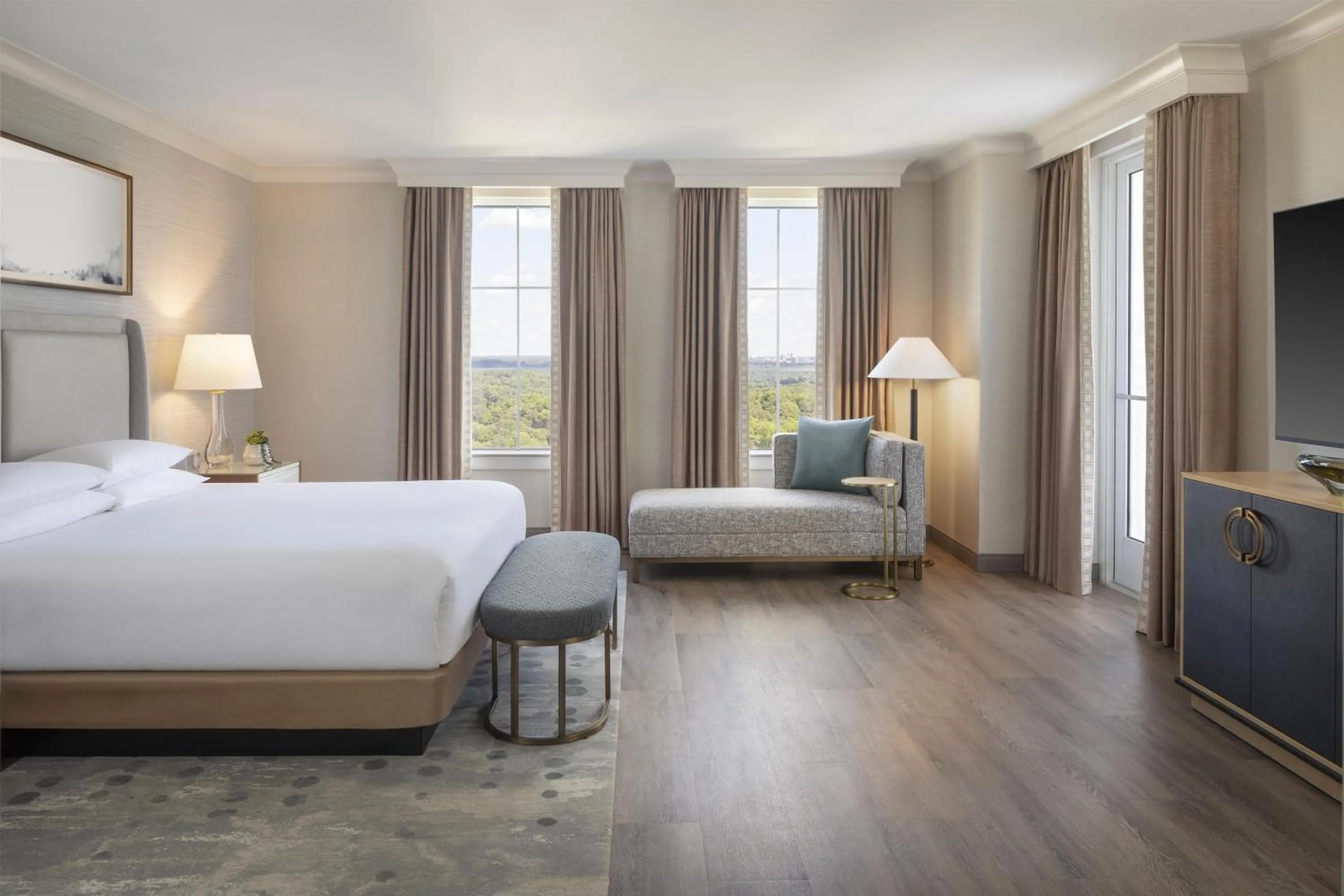 Photo of the whole room, Bed in Grand Hyatt Atlanta in Buckhead