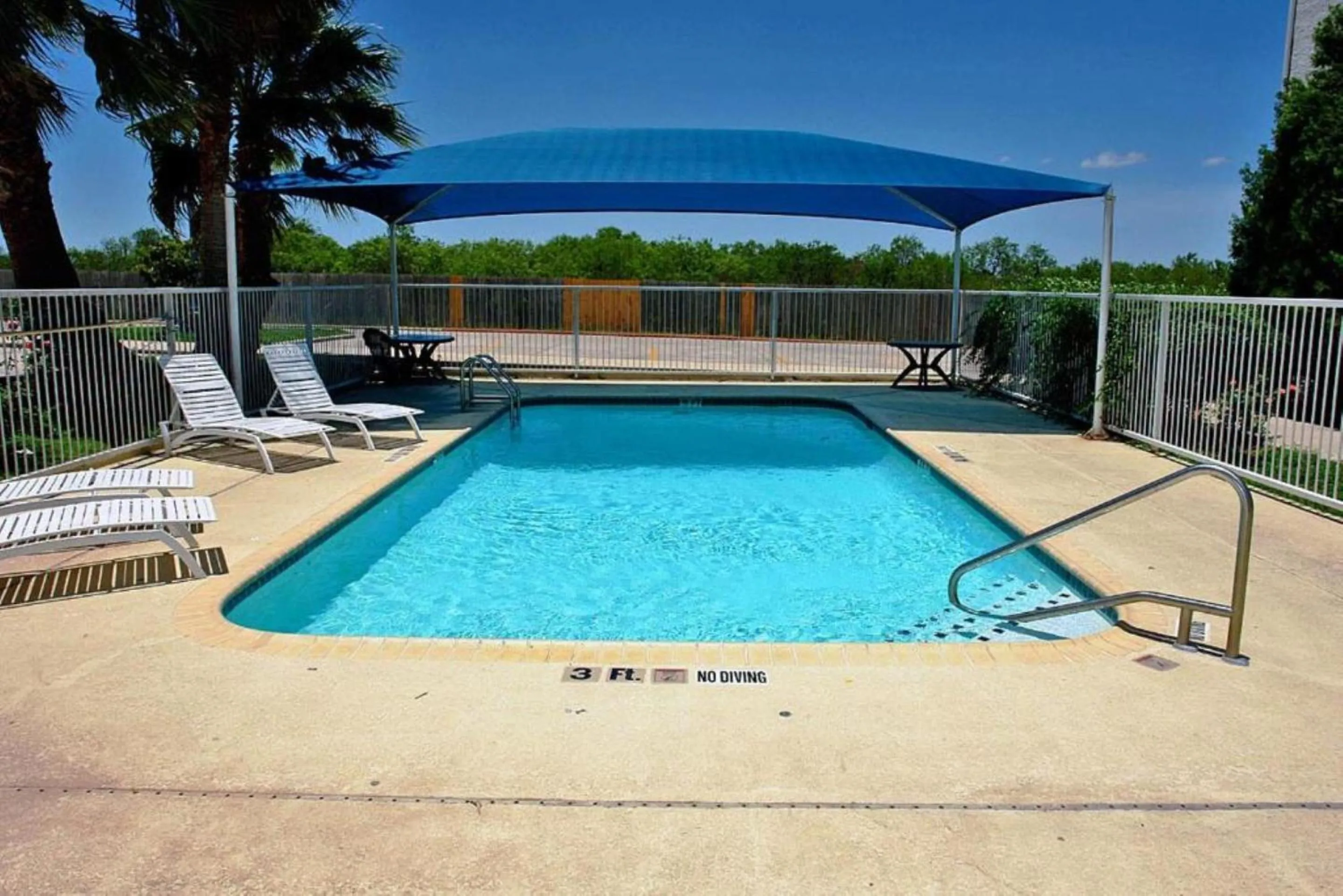 Swimming pool in Motel 6-San Antonio, TX - Downtown - Alamo Dome