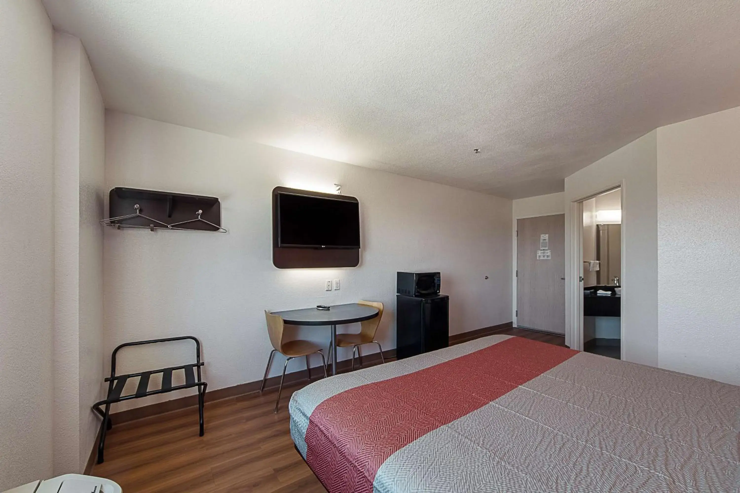 King Room - Non-Smoking in Motel 6-San Antonio, TX - Downtown - Alamo Dome King Room - Non-Smoking in Motel 6-San Antonio, TX - Downtown - Alamo Dome