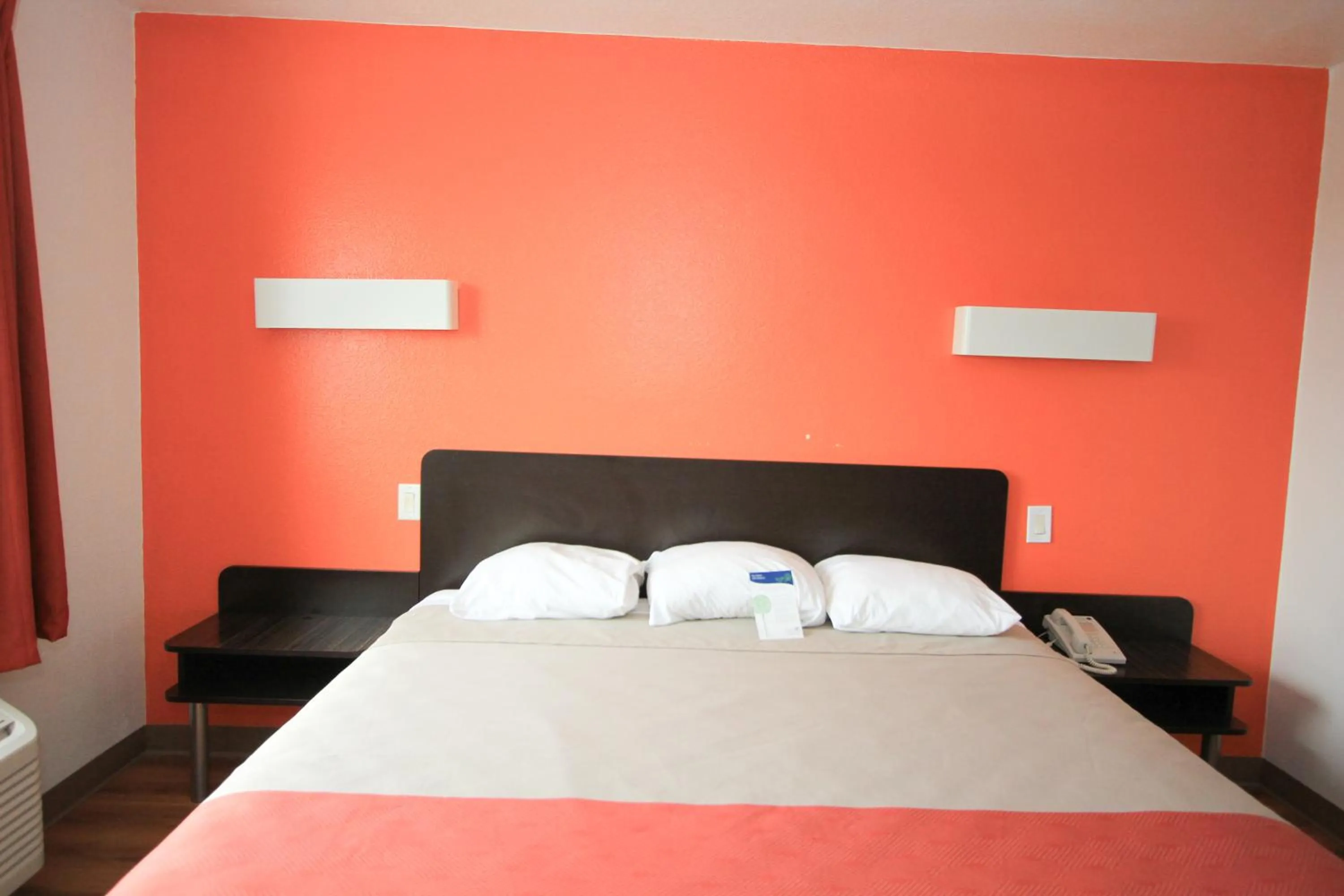 Bedroom, Bed in Motel 6-San Antonio, TX - Downtown - Alamo Dome