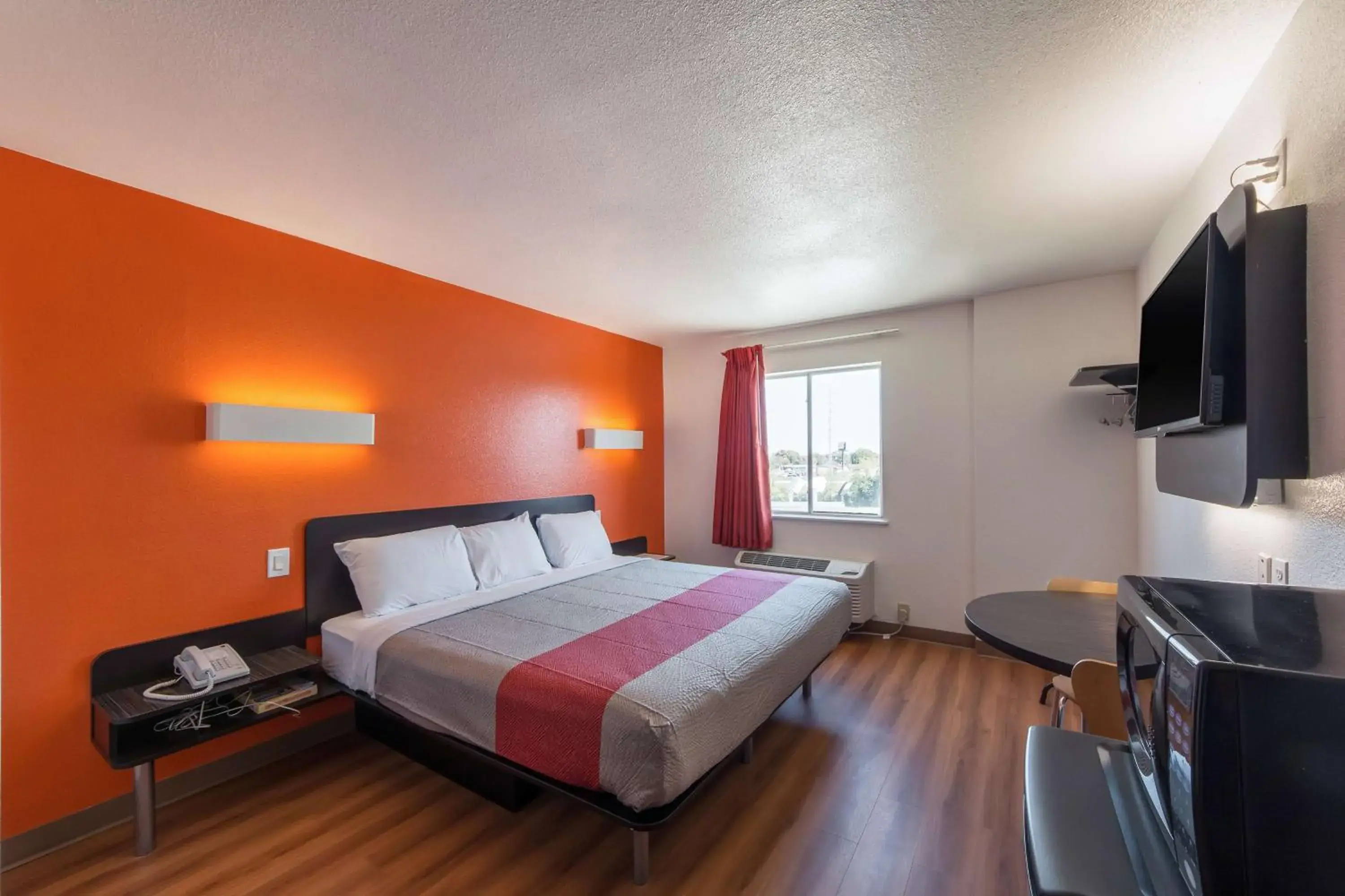 King Room - Smoking in Motel 6-San Antonio, TX - Downtown - Alamo Dome King Room - Smoking in Motel 6-San Antonio, TX - Downtown - Alamo Dome