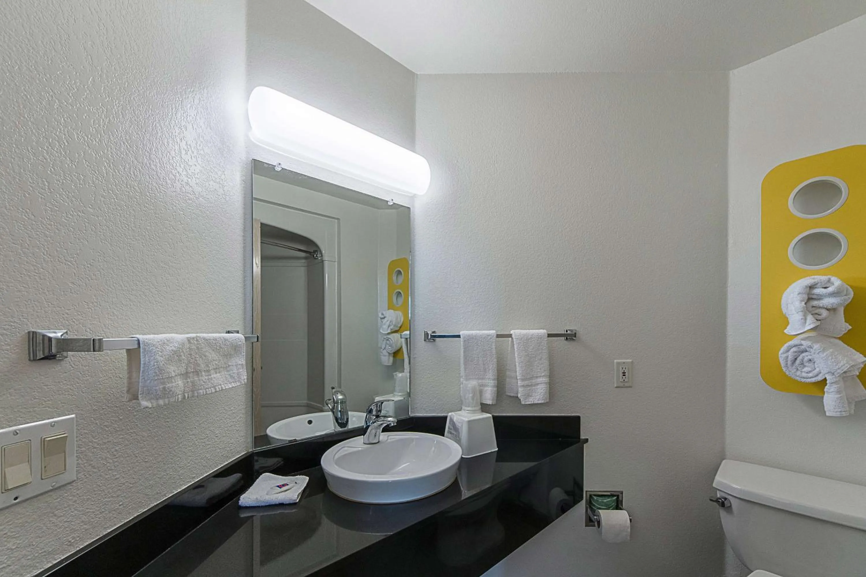 Bathroom in Motel 6-San Antonio, TX - Downtown - Alamo Dome