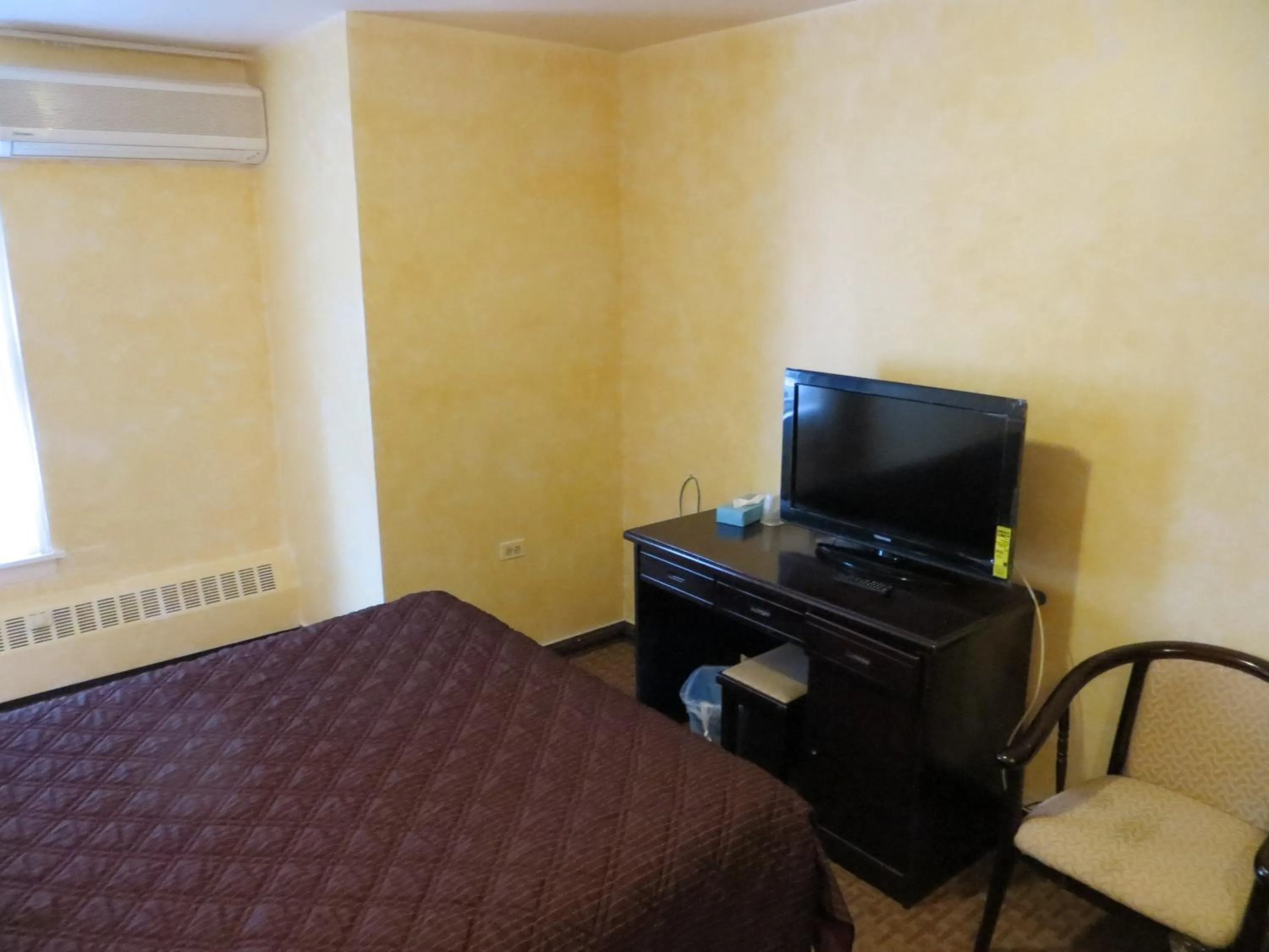 Bed in Chinatown Hotel Chicago