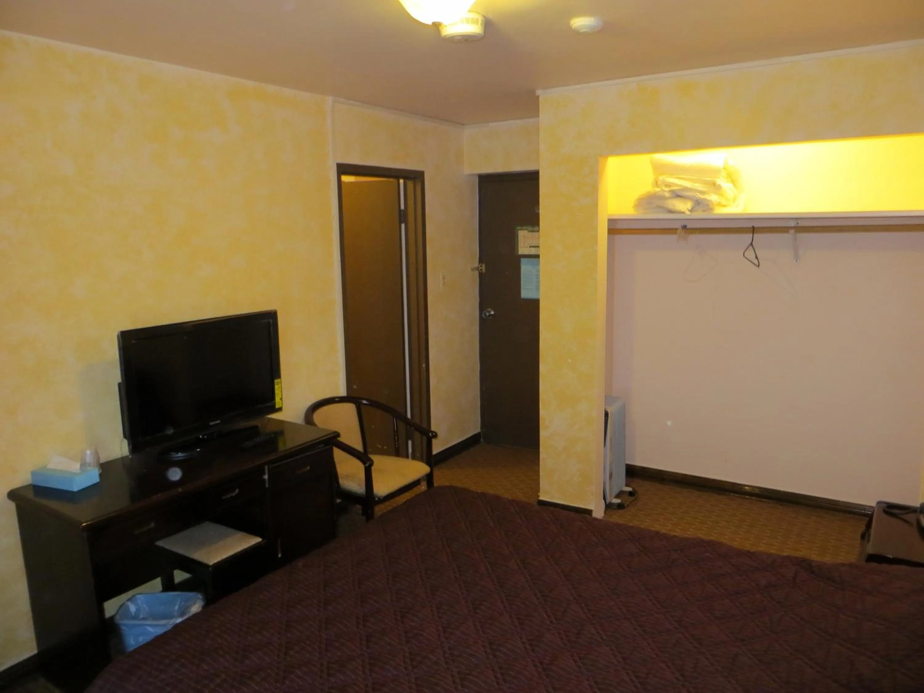 Photo of the whole room, Bed in Chinatown Hotel Chicago