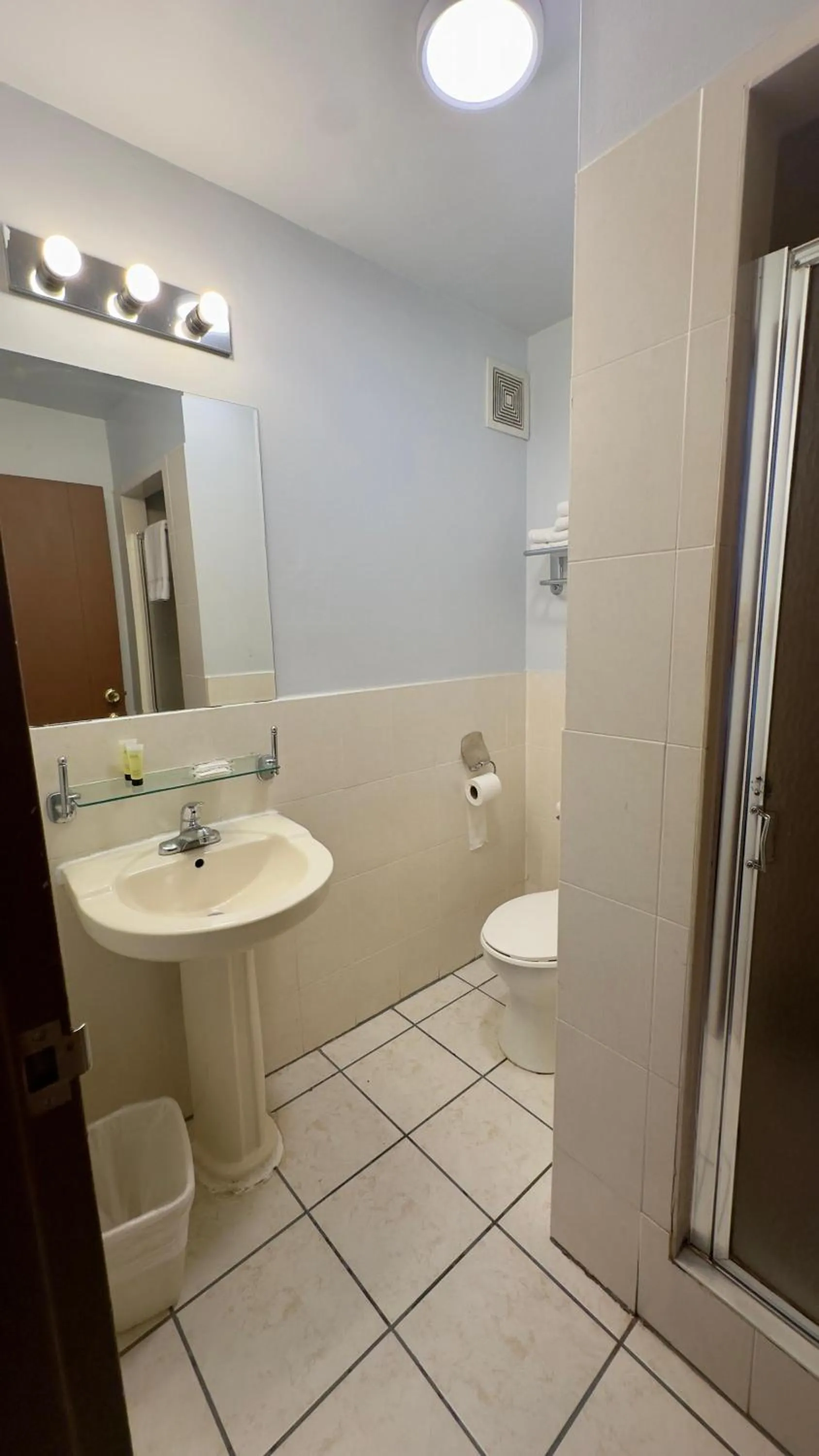 Bathroom in Chinatown Hotel Chicago