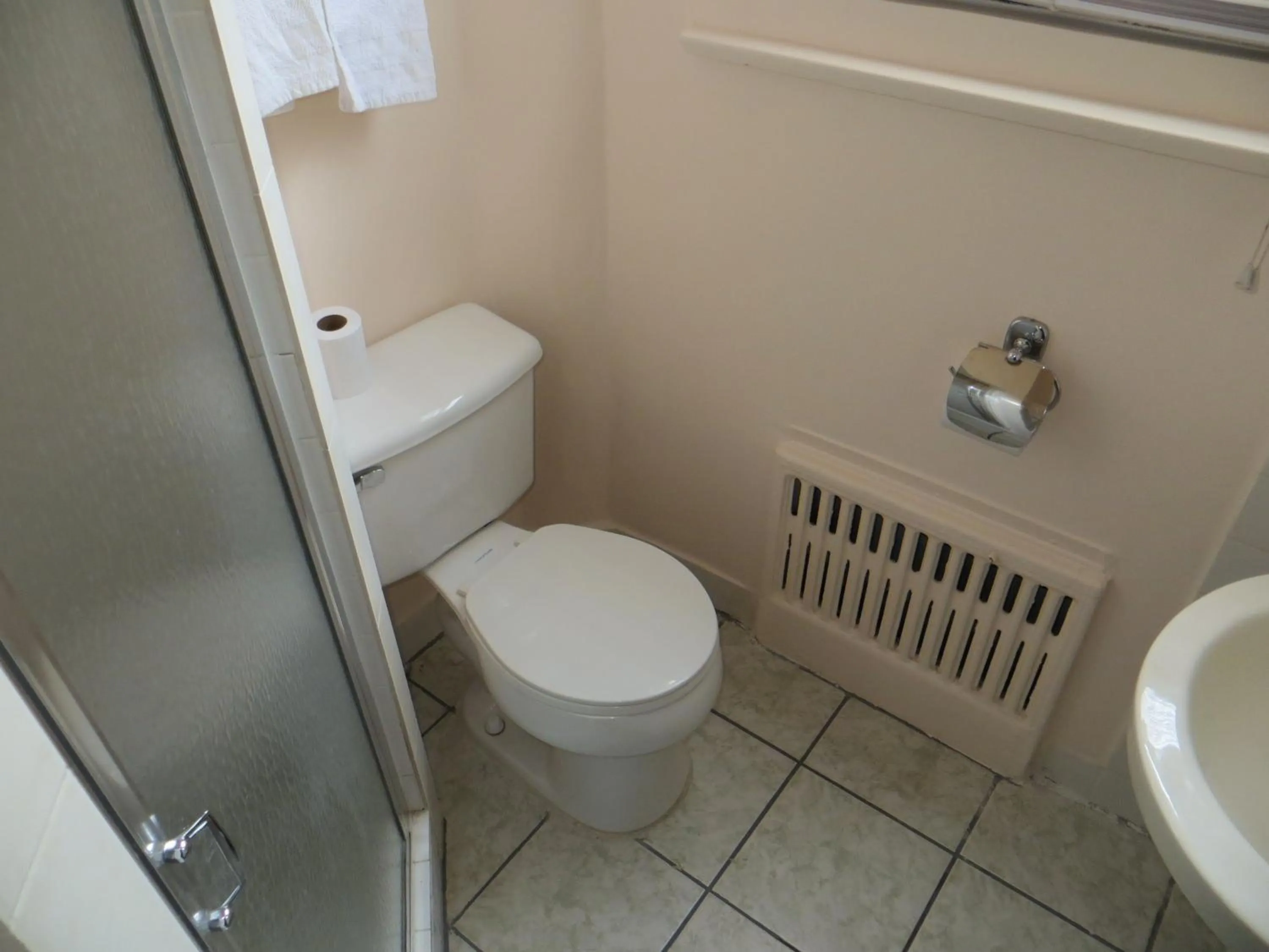 Bathroom in Chinatown Hotel Chicago