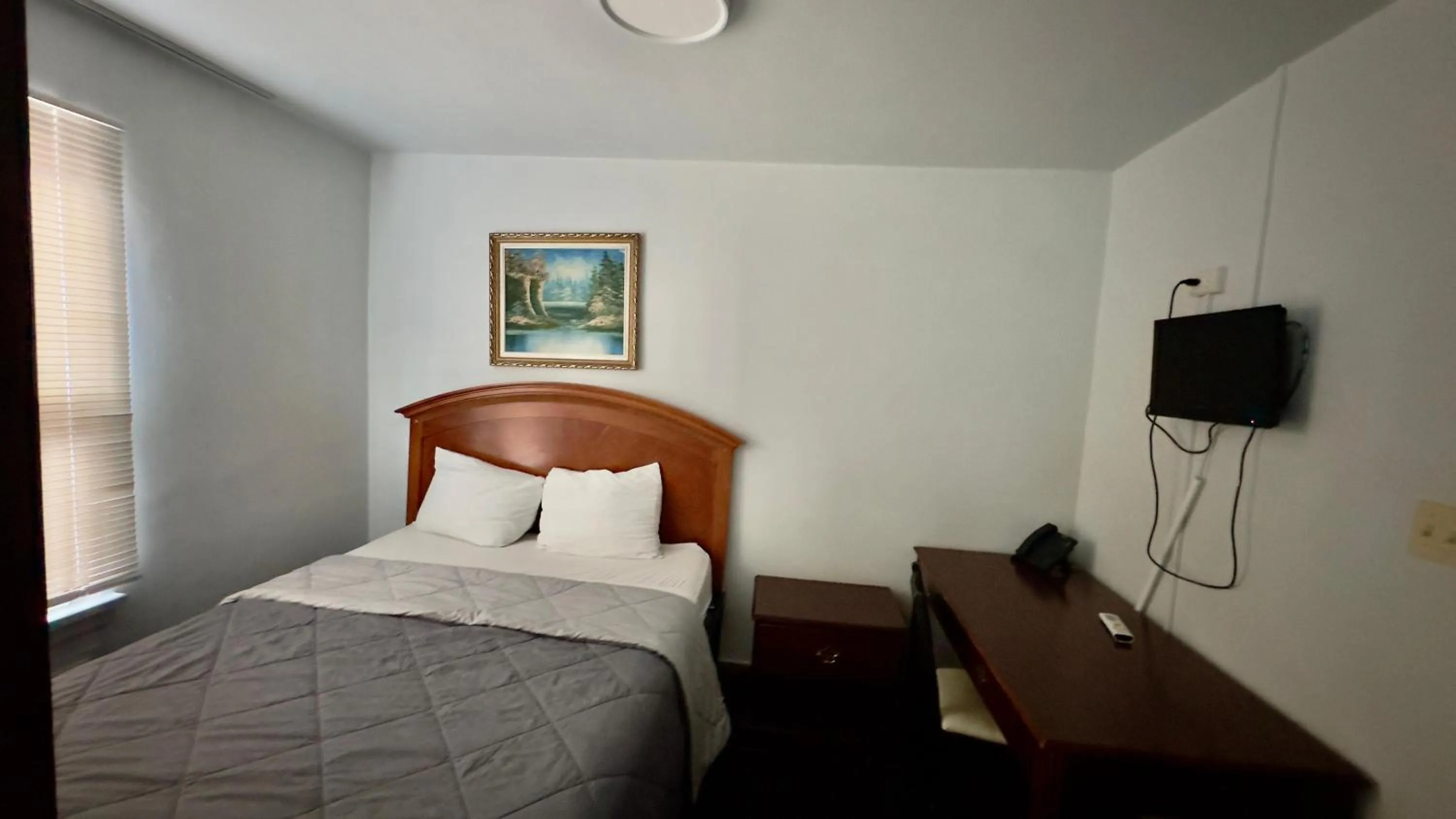 Bed in Chinatown Hotel Chicago