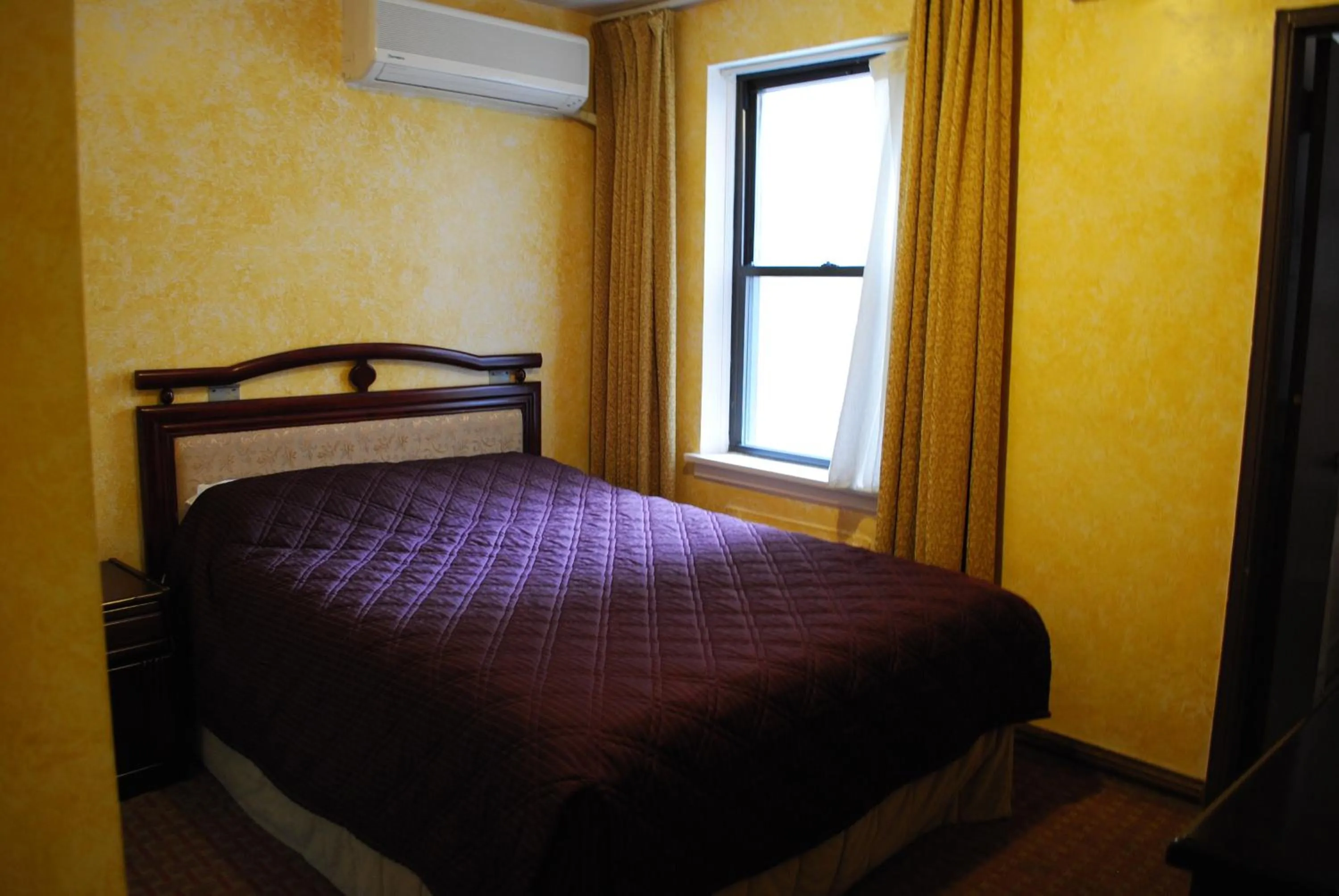 Bed in Chinatown Hotel Chicago