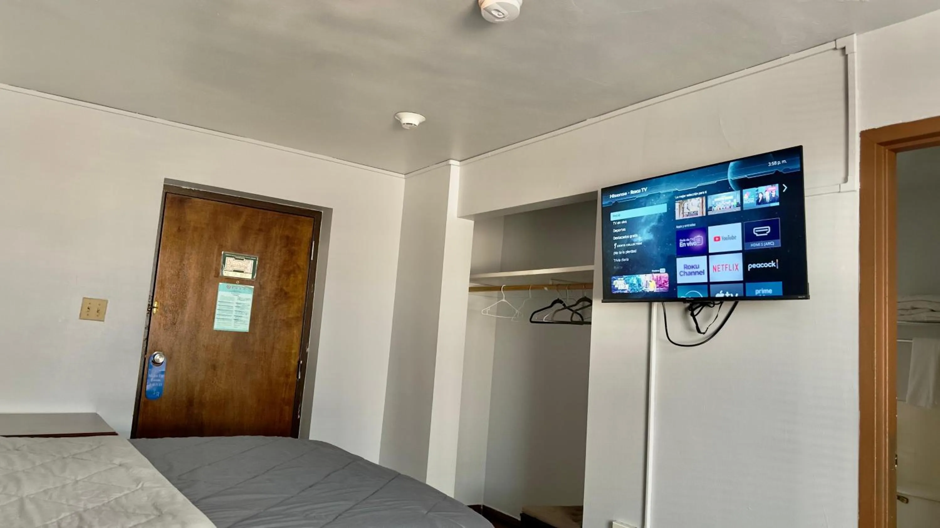 Bed in Chinatown Hotel Chicago