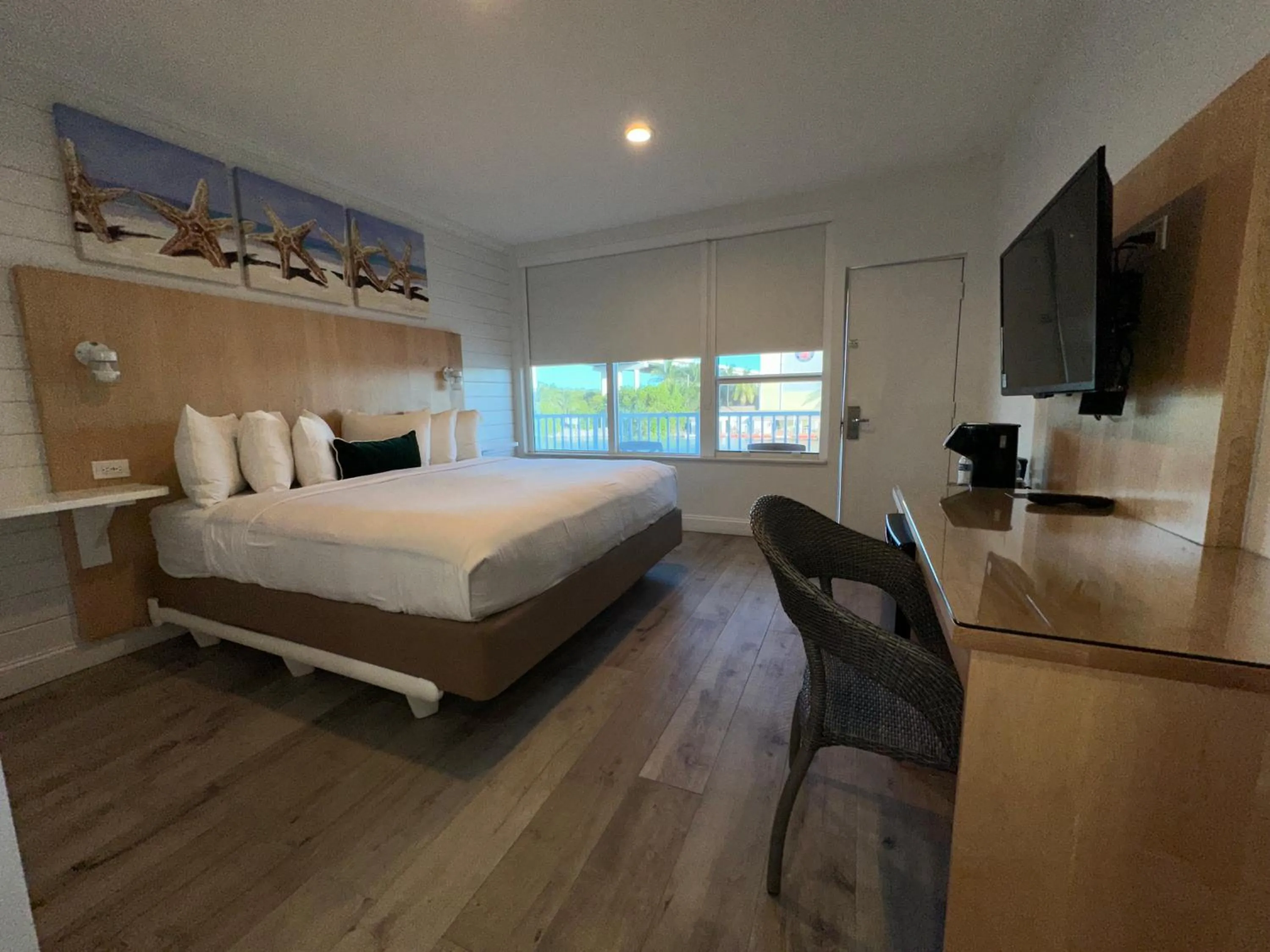 Bed in Gilbert's Resort & Marina