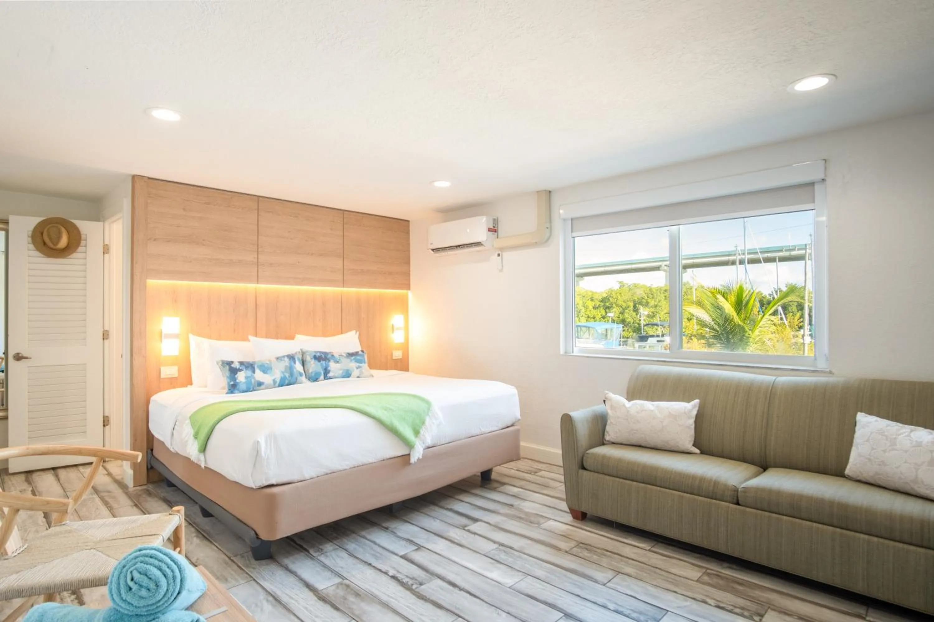 Bed in Gilbert's Resort & Marina