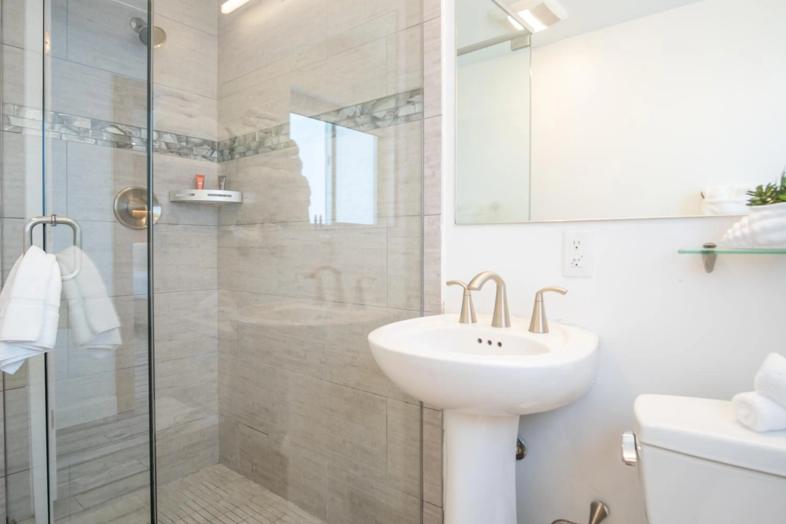 Shower in Gilbert's Resort & Marina