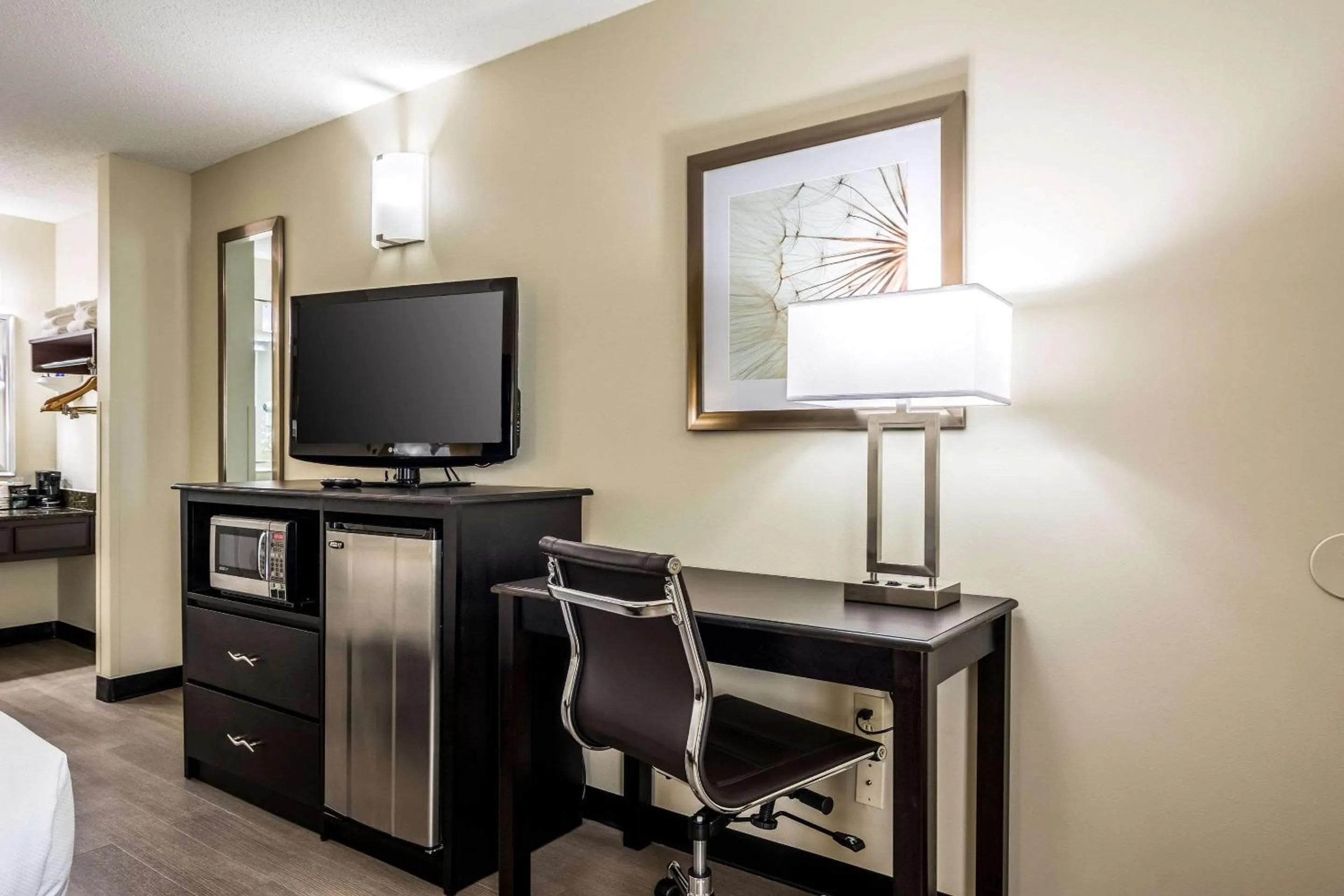 Photo of the whole room, Bed in Quality Inn University Area