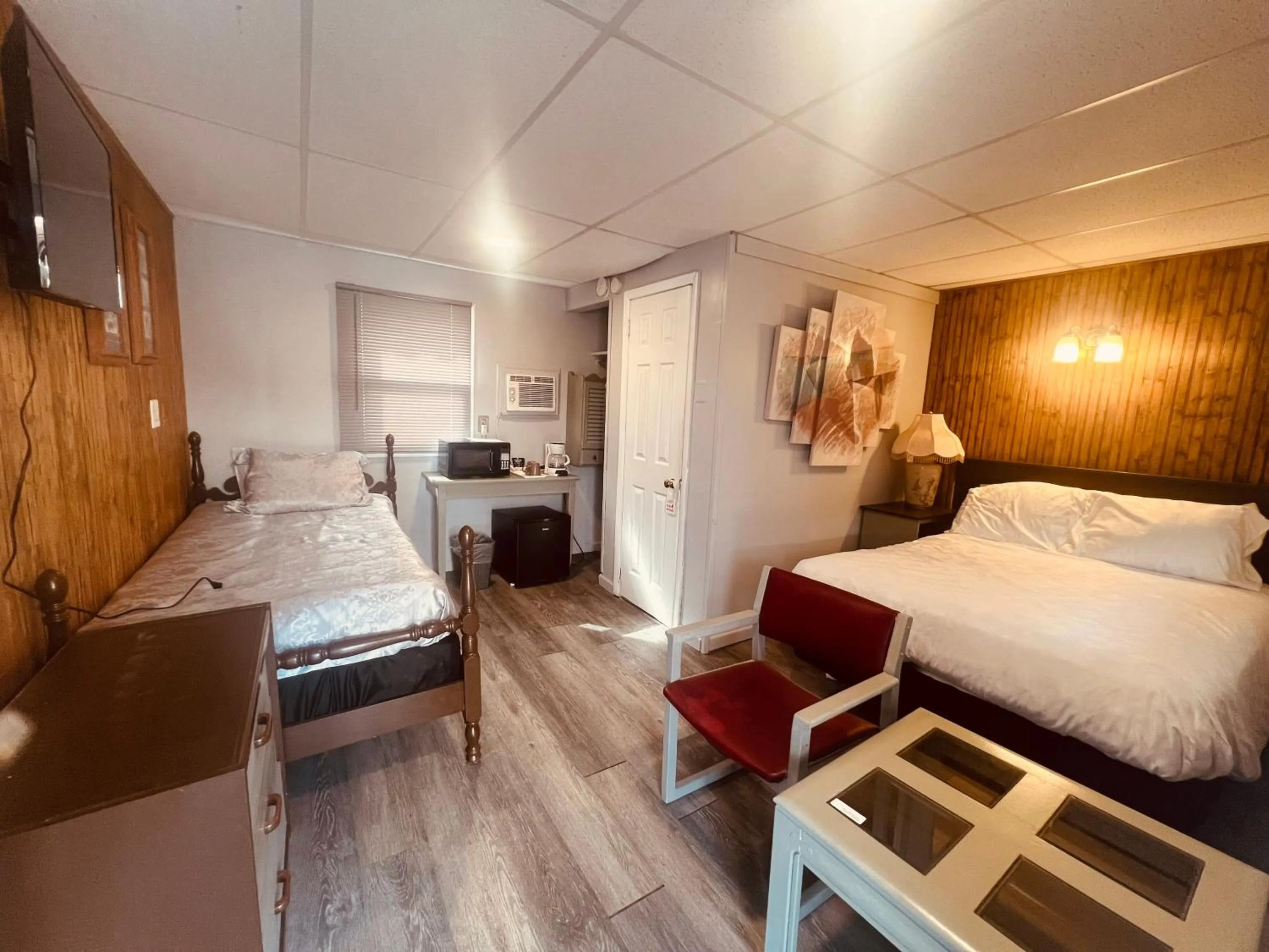 Bedroom, Bed in Falls Motel