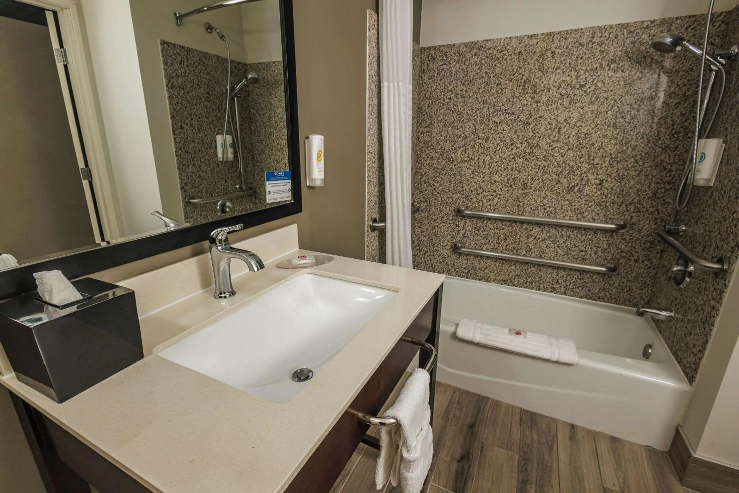 Bathroom in Comfort Inn & Suites Near Universal - N Hollywood - Burbank