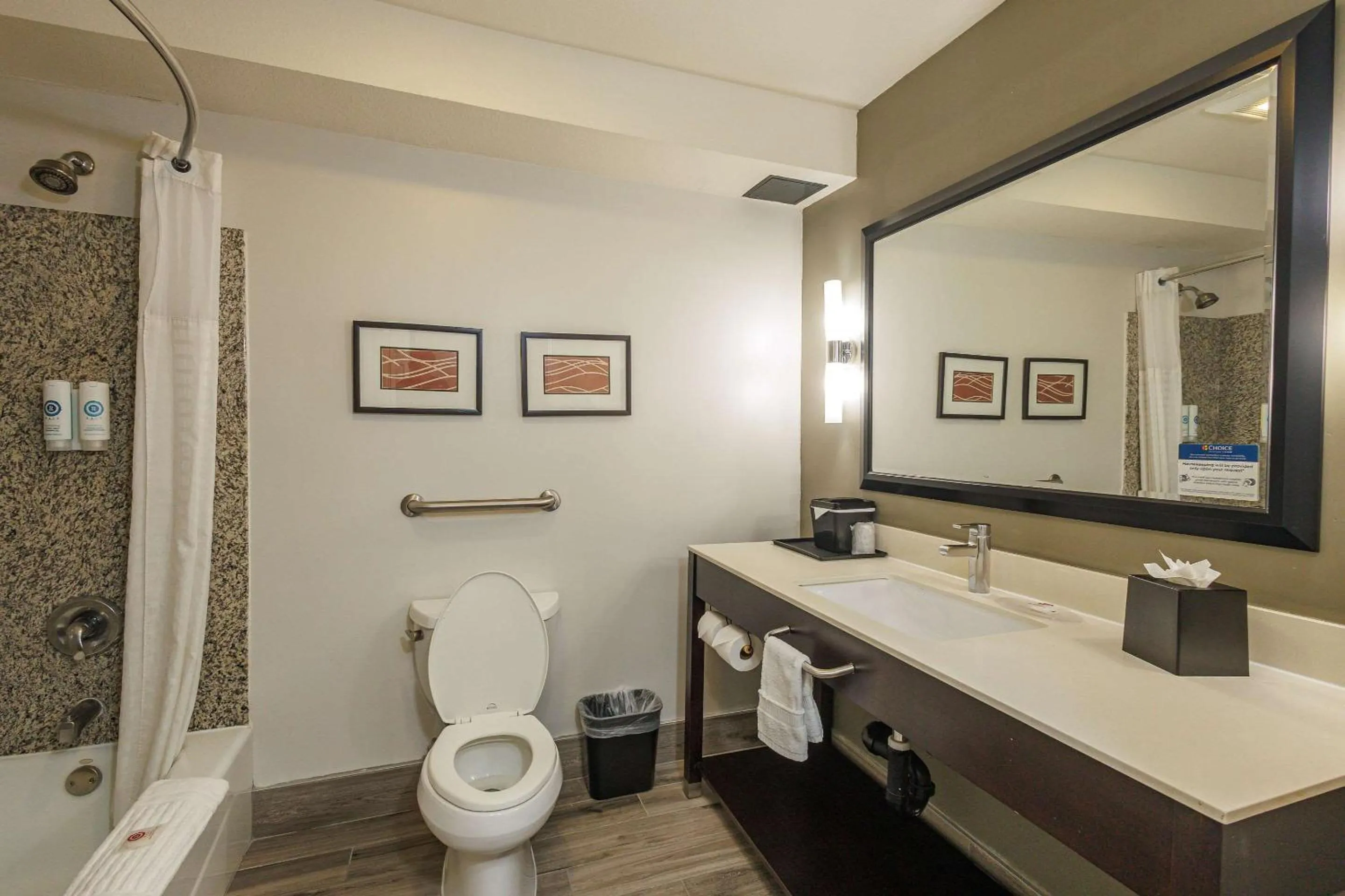 Bathroom in Comfort Inn & Suites Near Universal - N Hollywood - Burbank