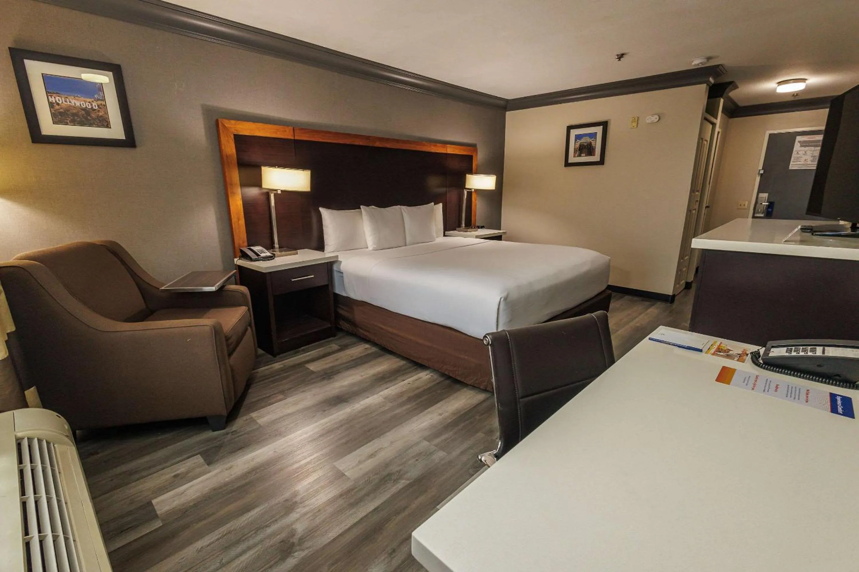 Bedroom, Bed in Comfort Inn & Suites Near Universal - N Hollywood - Burbank