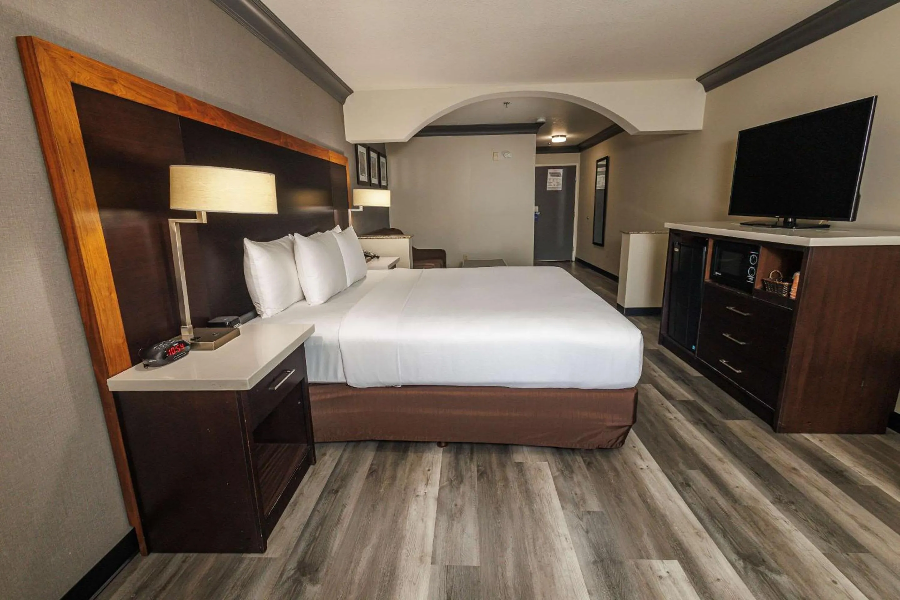 Bedroom, Bed in Comfort Inn & Suites Near Universal - N Hollywood - Burbank