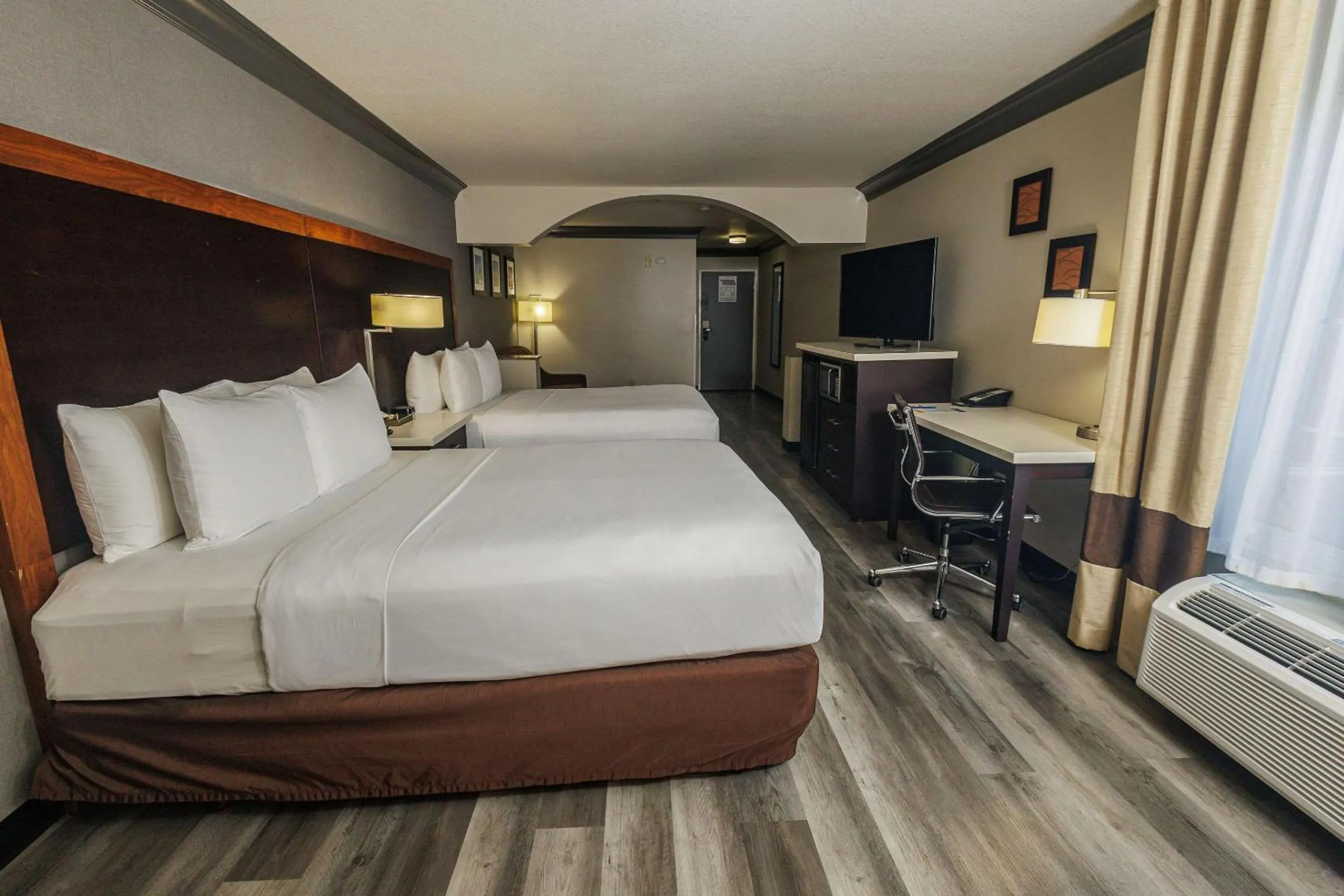 Bedroom, Bed in Comfort Inn & Suites Near Universal - N Hollywood - Burbank