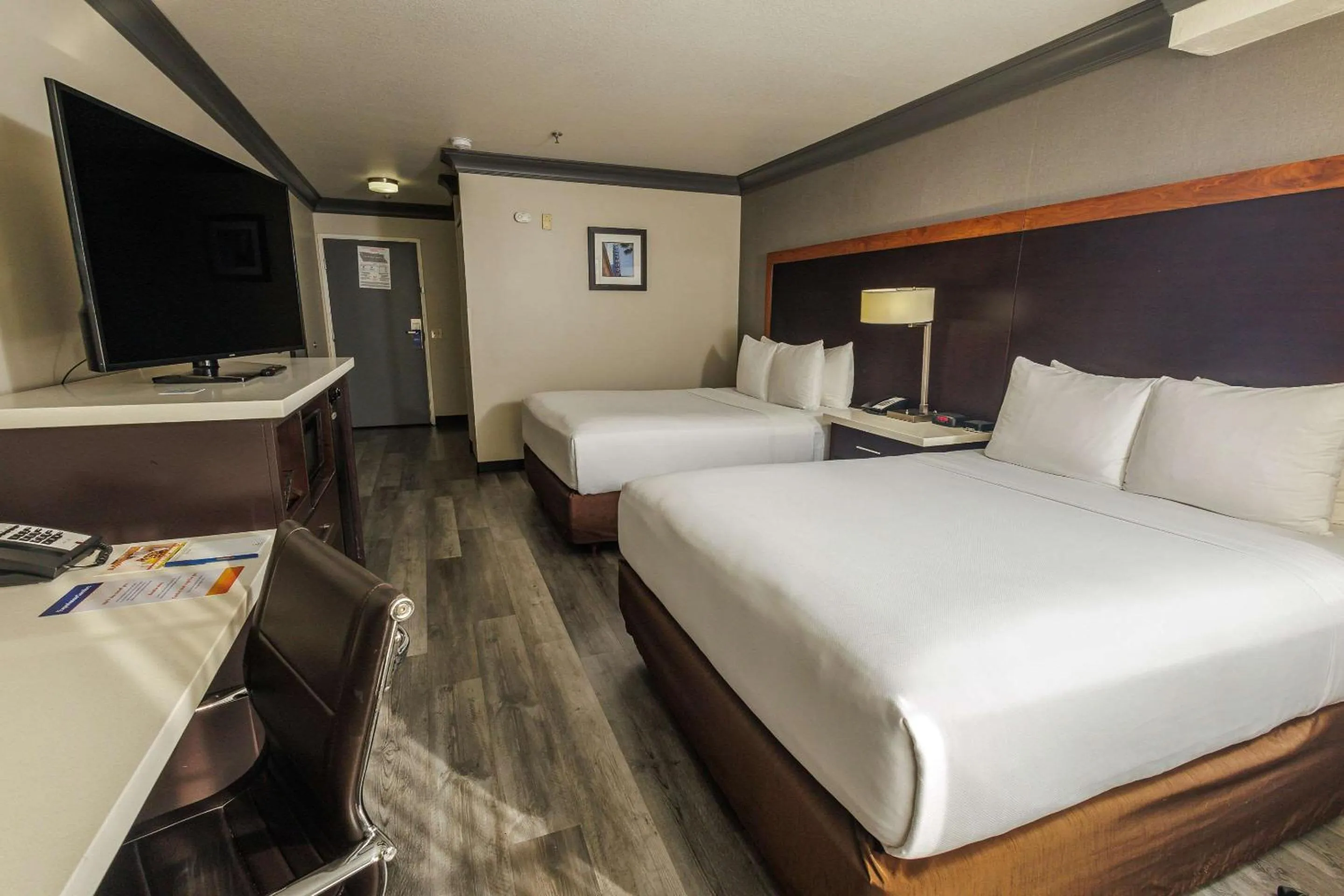 Bedroom, Bed in Comfort Inn & Suites Near Universal - N Hollywood - Burbank