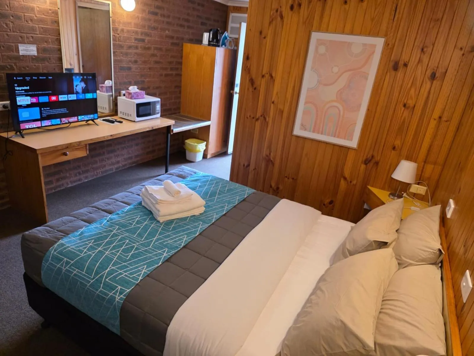 Bed in Country Roads Motor Inn