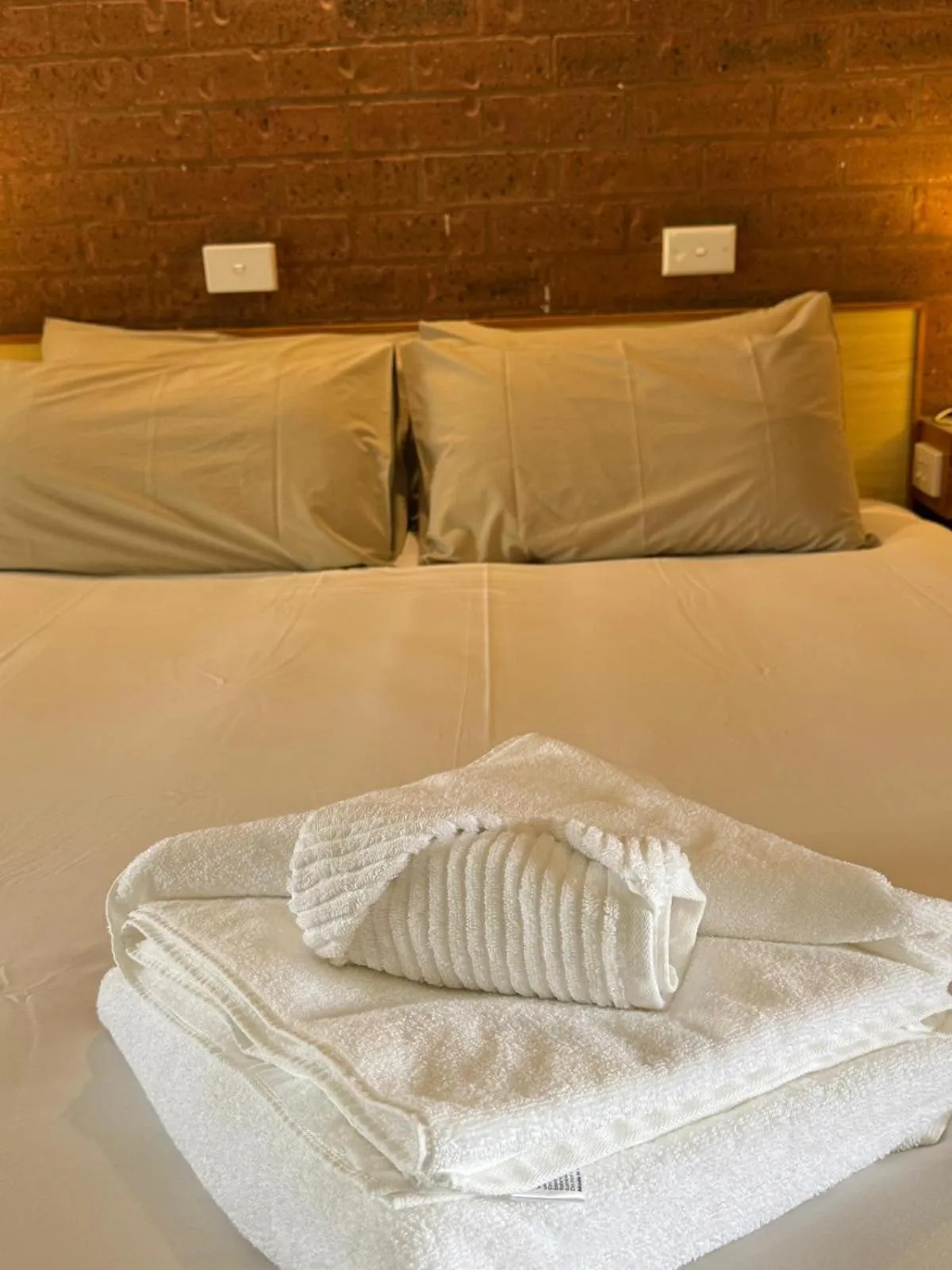 Bed in Country Roads Motor Inn