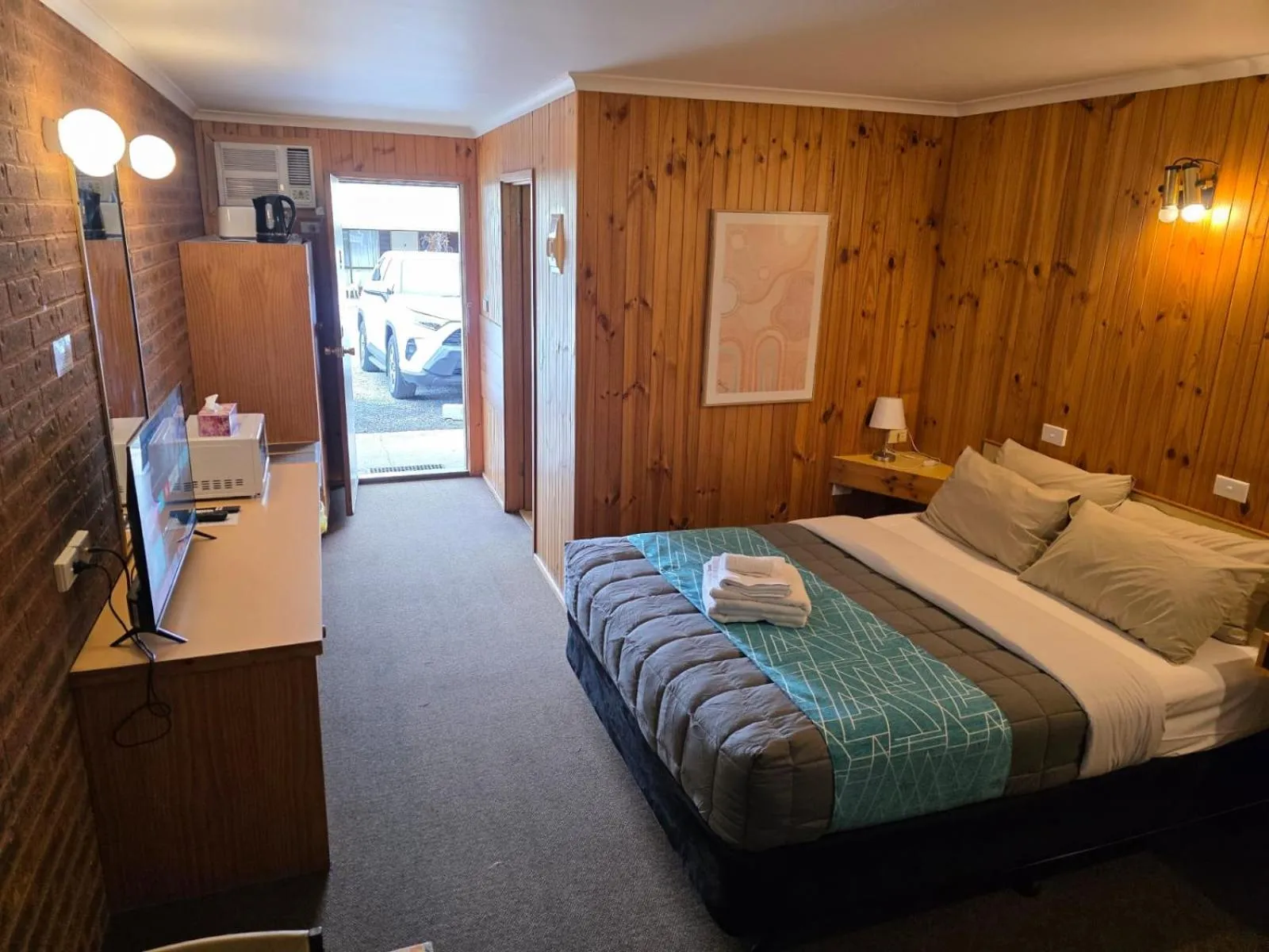 Bed in Country Roads Motor Inn