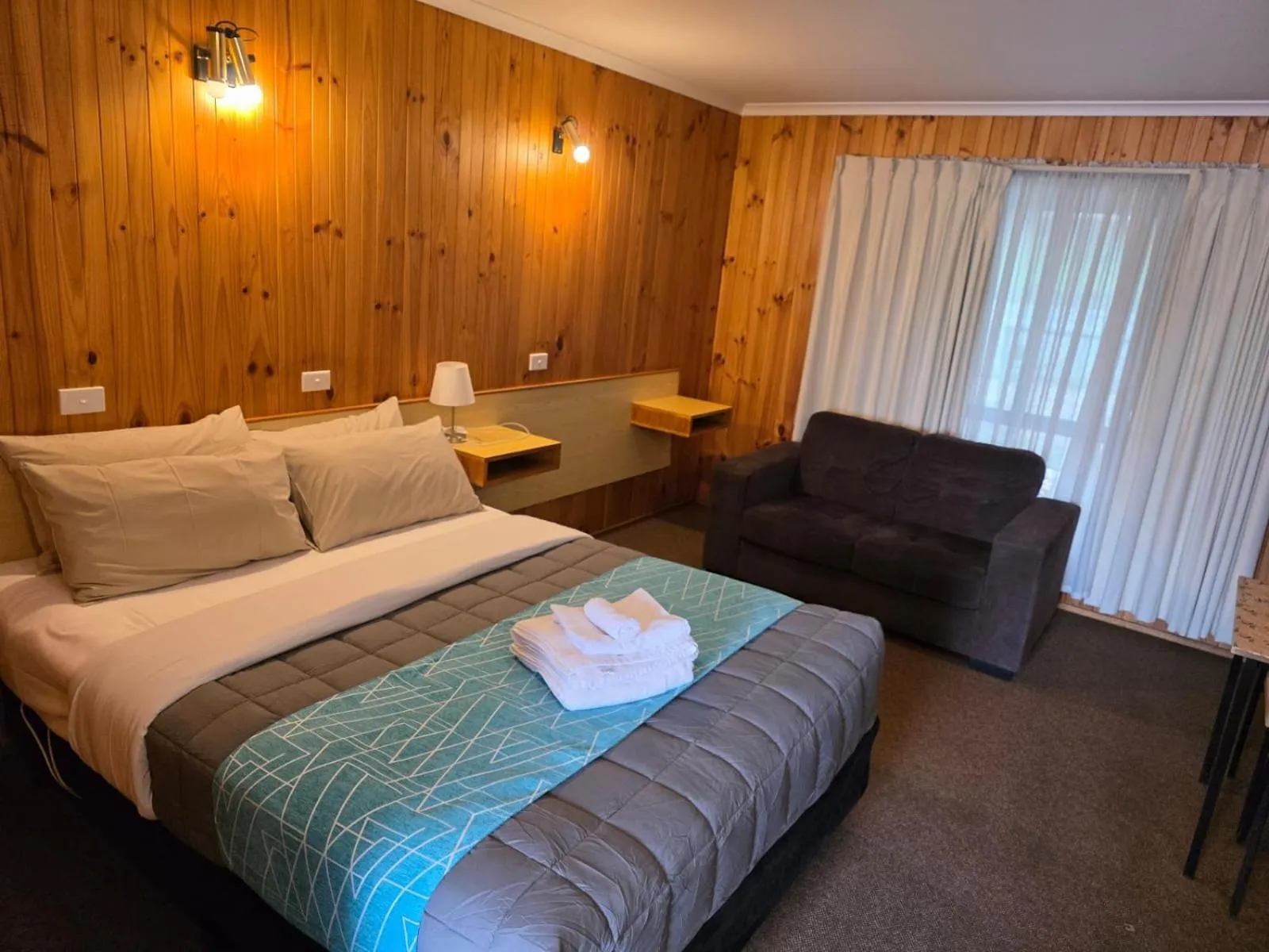 Bed in Country Roads Motor Inn