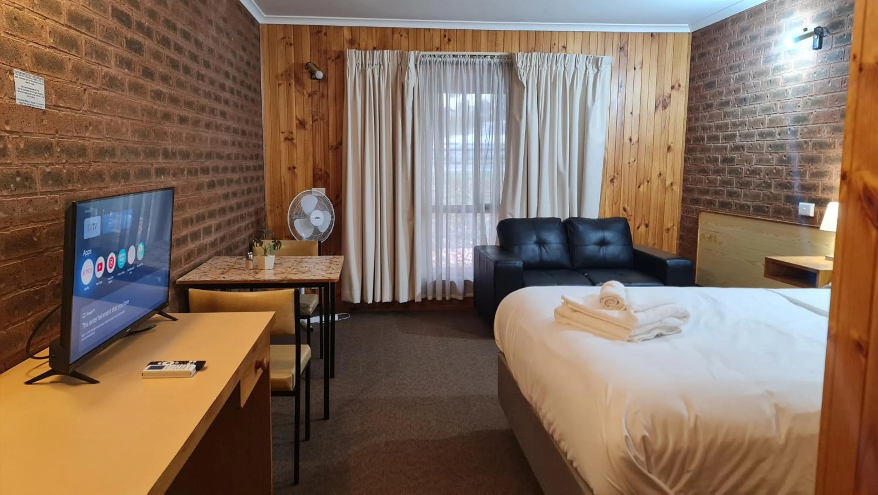 Bed in Country Roads Motor Inn