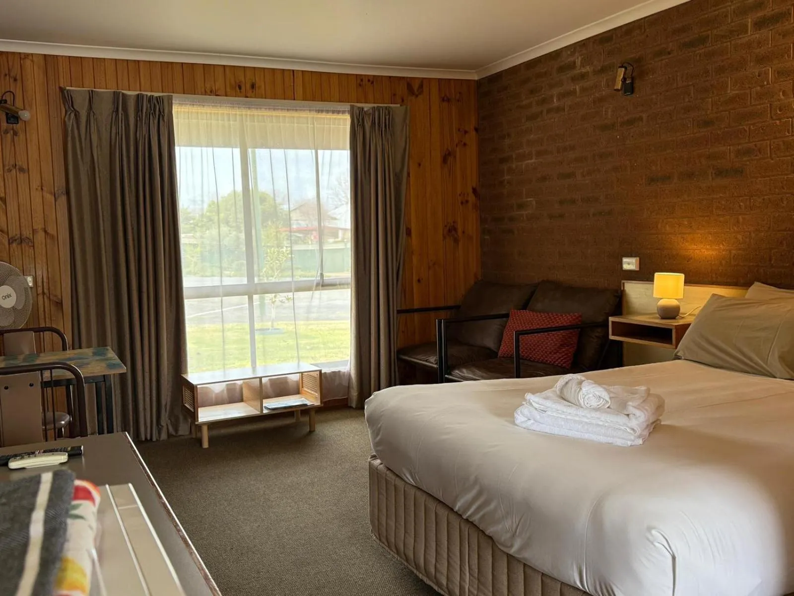 Bed in Country Roads Motor Inn