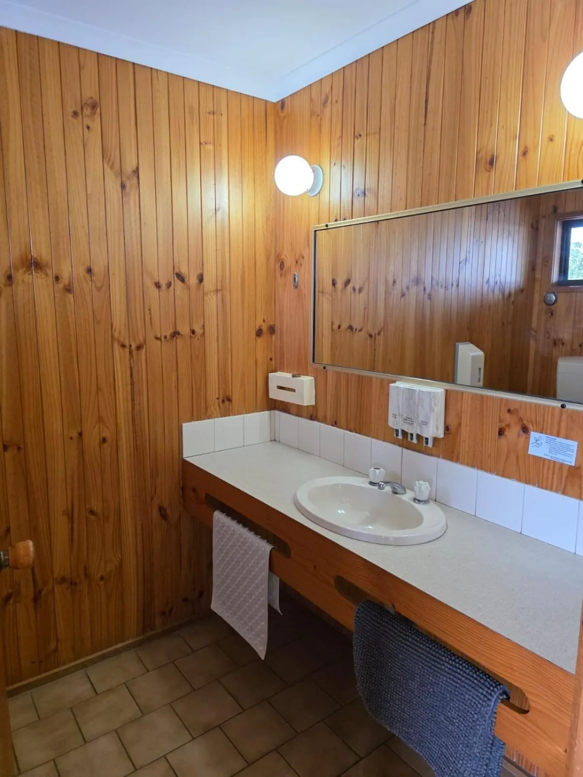 Country Roads Motor Inn