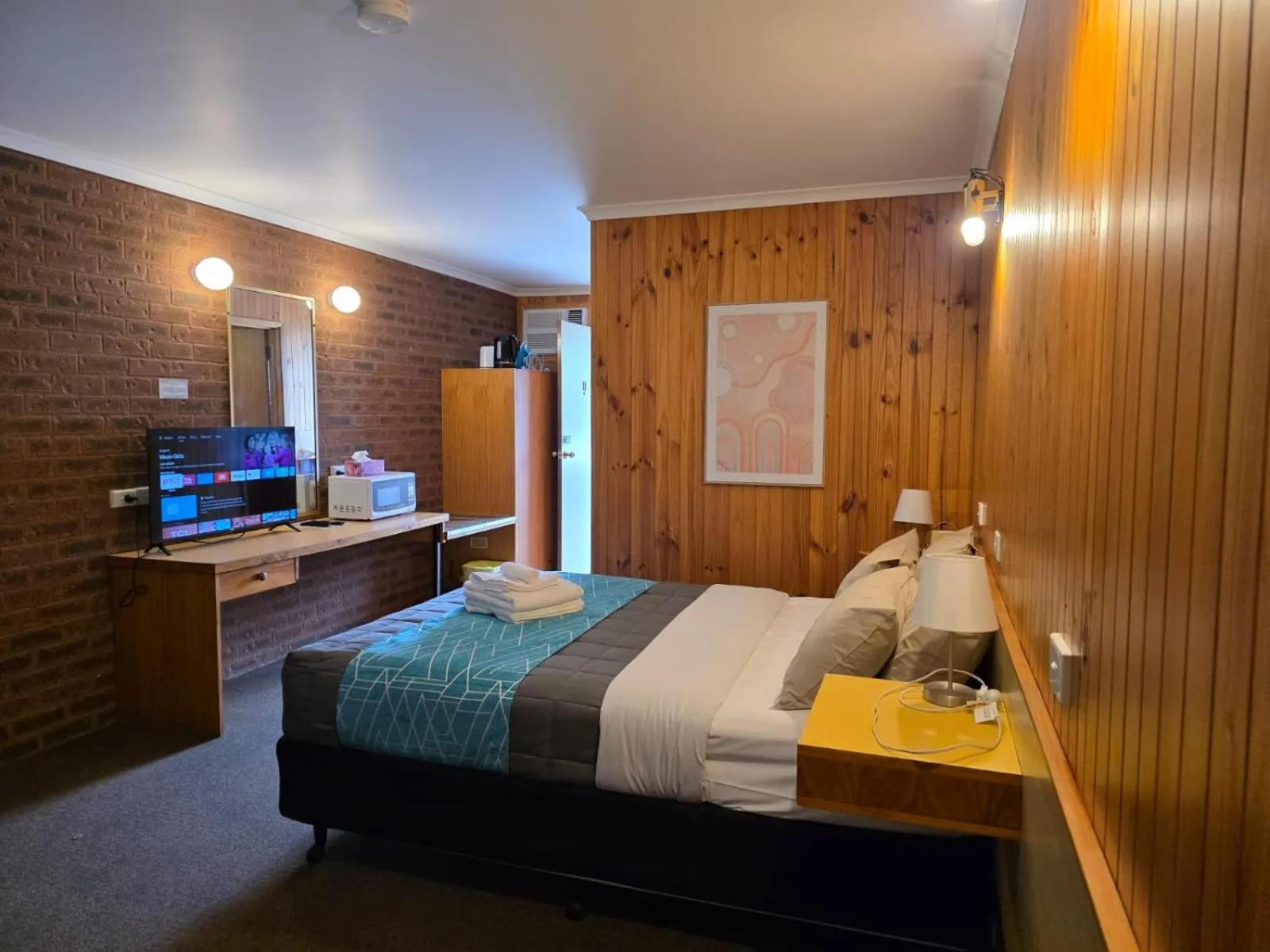 Bed in Country Roads Motor Inn