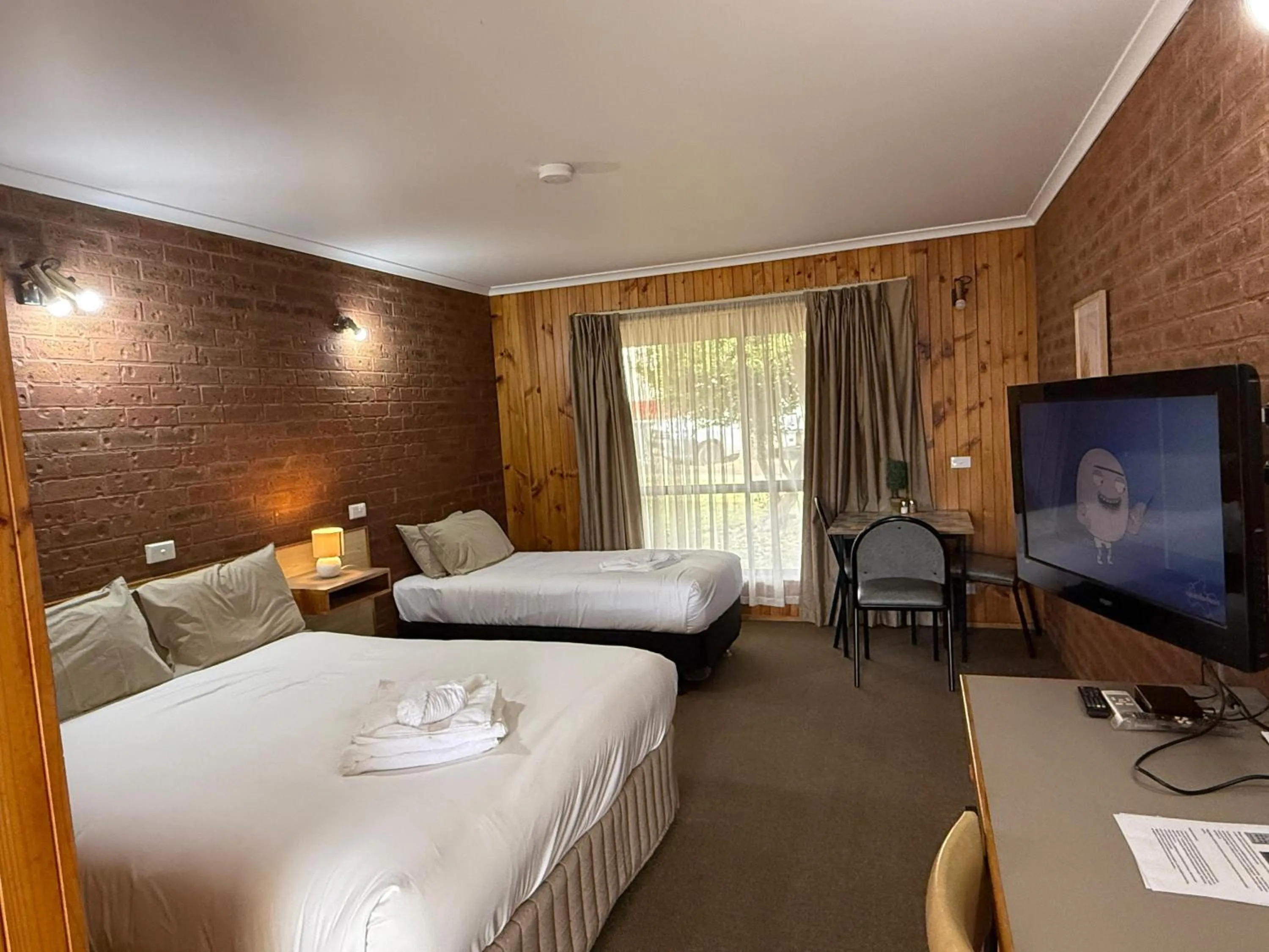 Bed in Country Roads Motor Inn